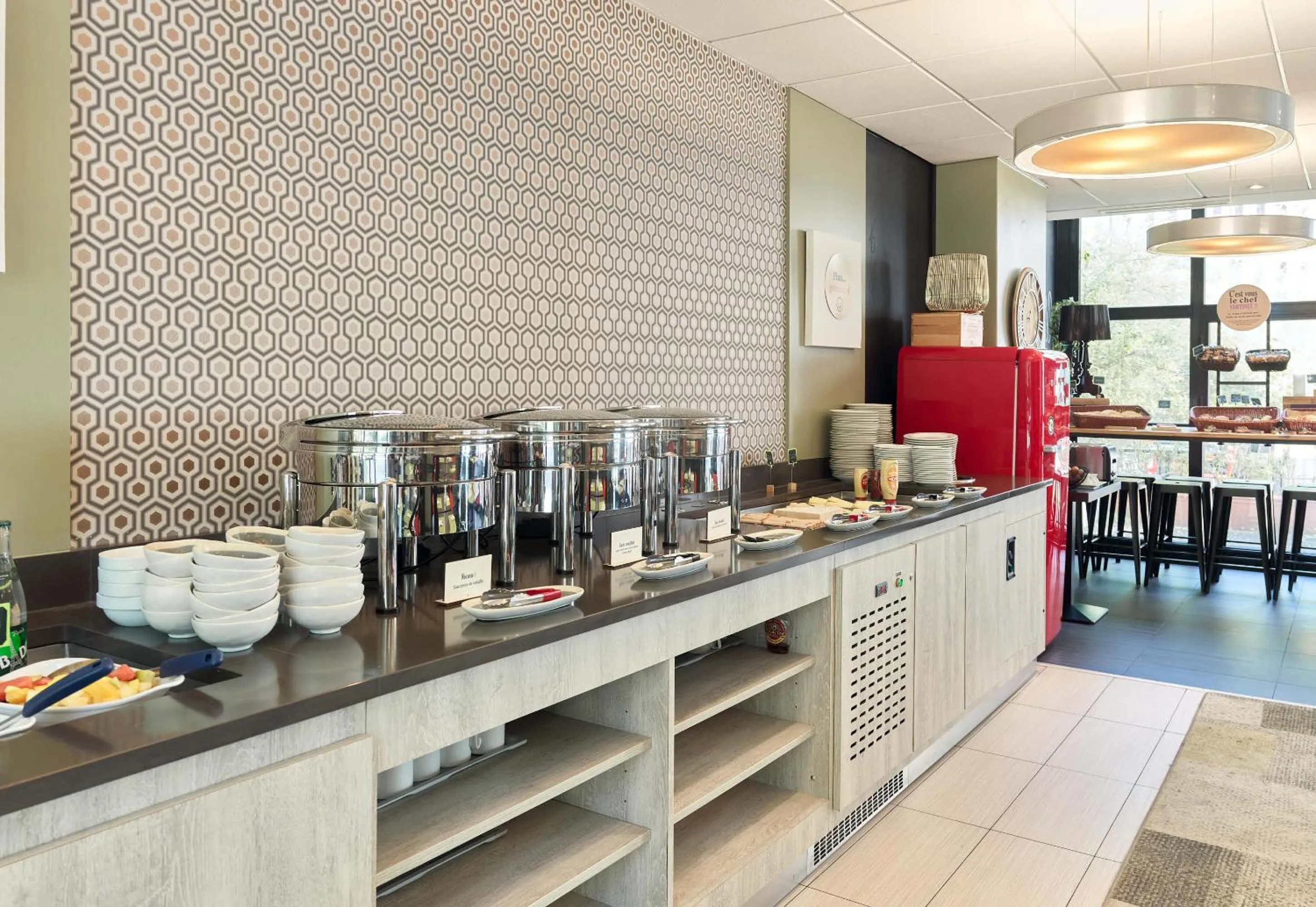 Buffet breakfast in B&B HOTEL Saint-Quentin-en-Yvelines Centre Gare 4 étoiles