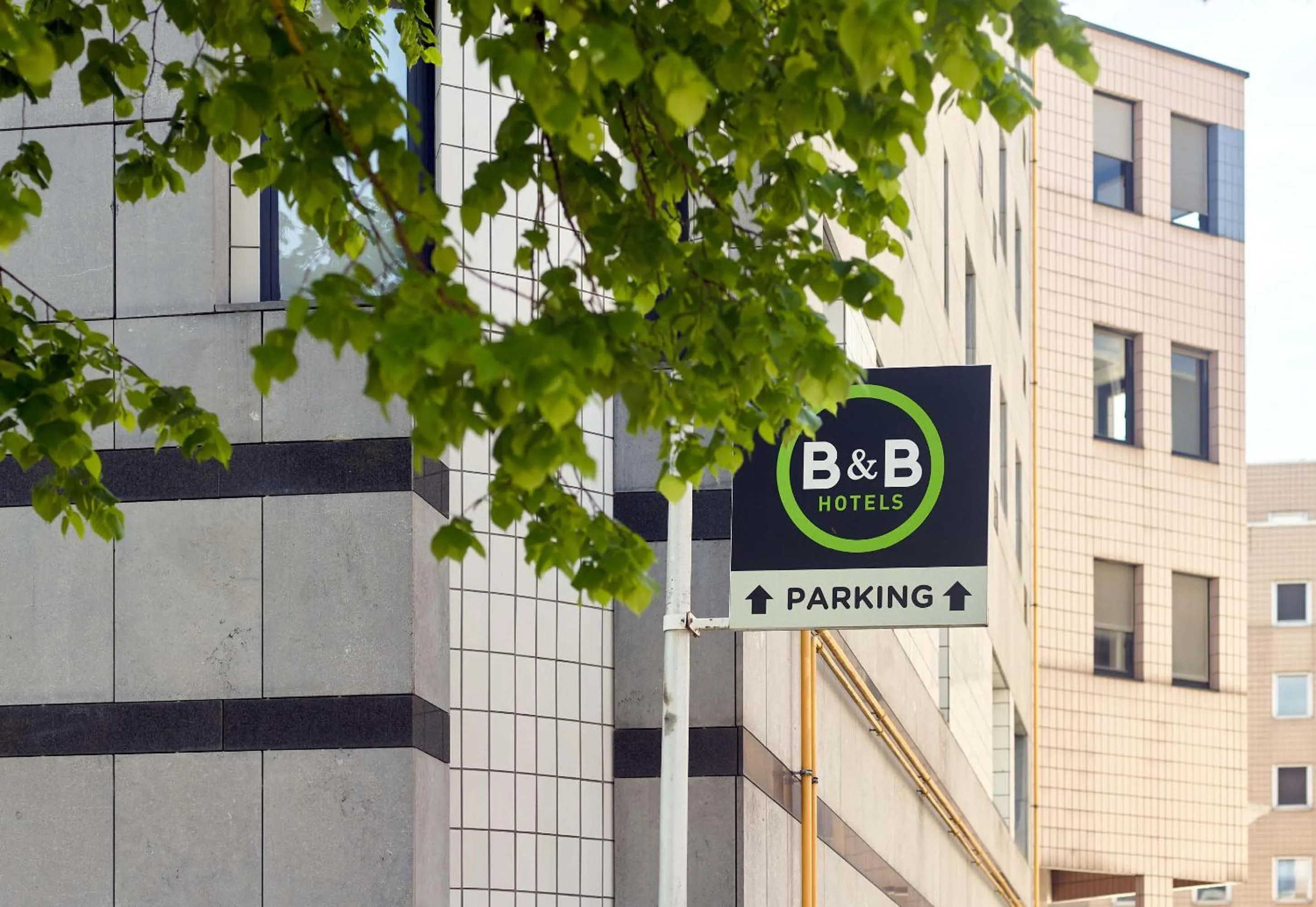 Property building in B&B HOTEL Saint-Quentin-en-Yvelines Centre Gare 4 étoiles