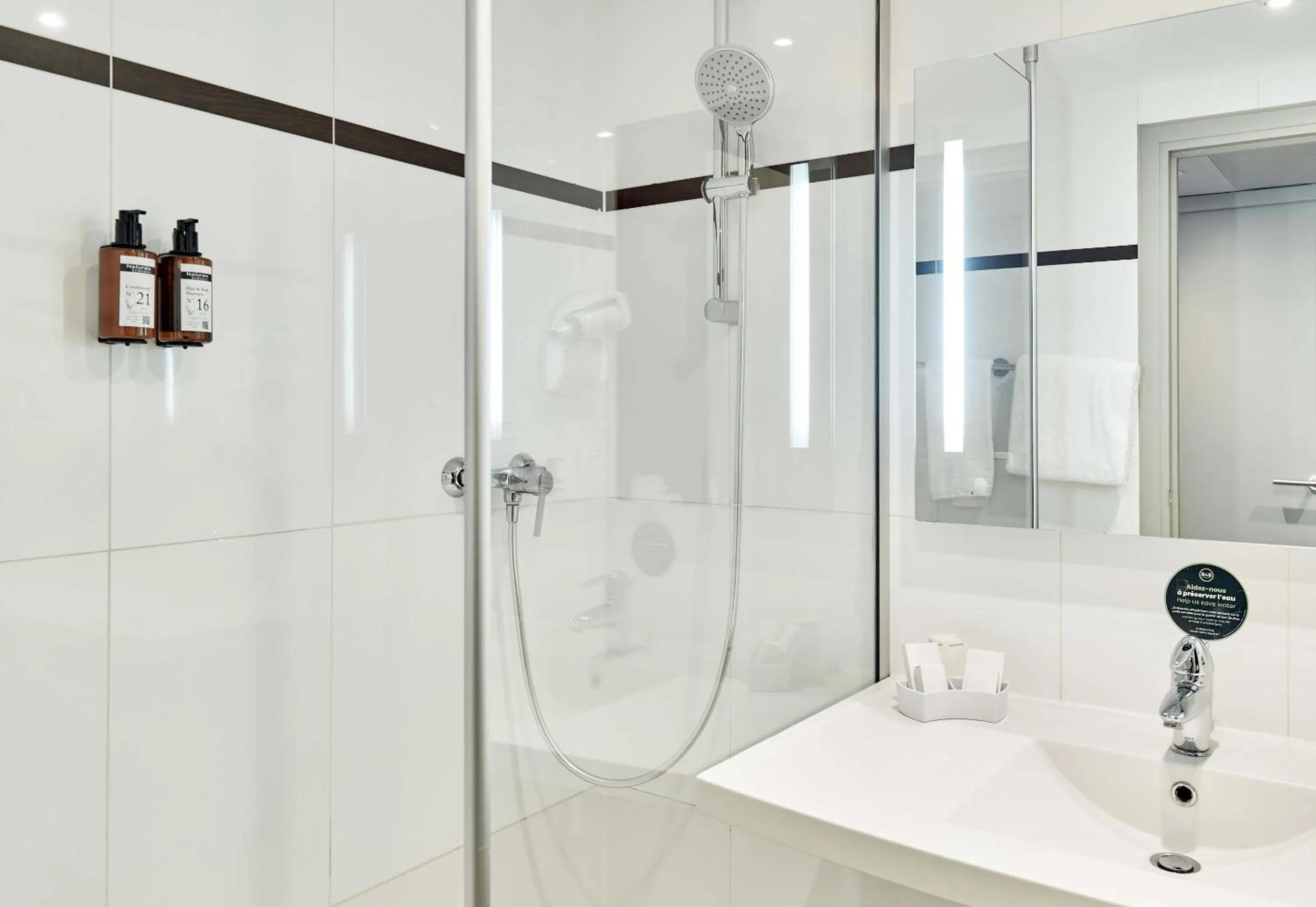 Bathroom in B&B HOTEL Saint-Quentin-en-Yvelines Centre Gare 4 étoiles