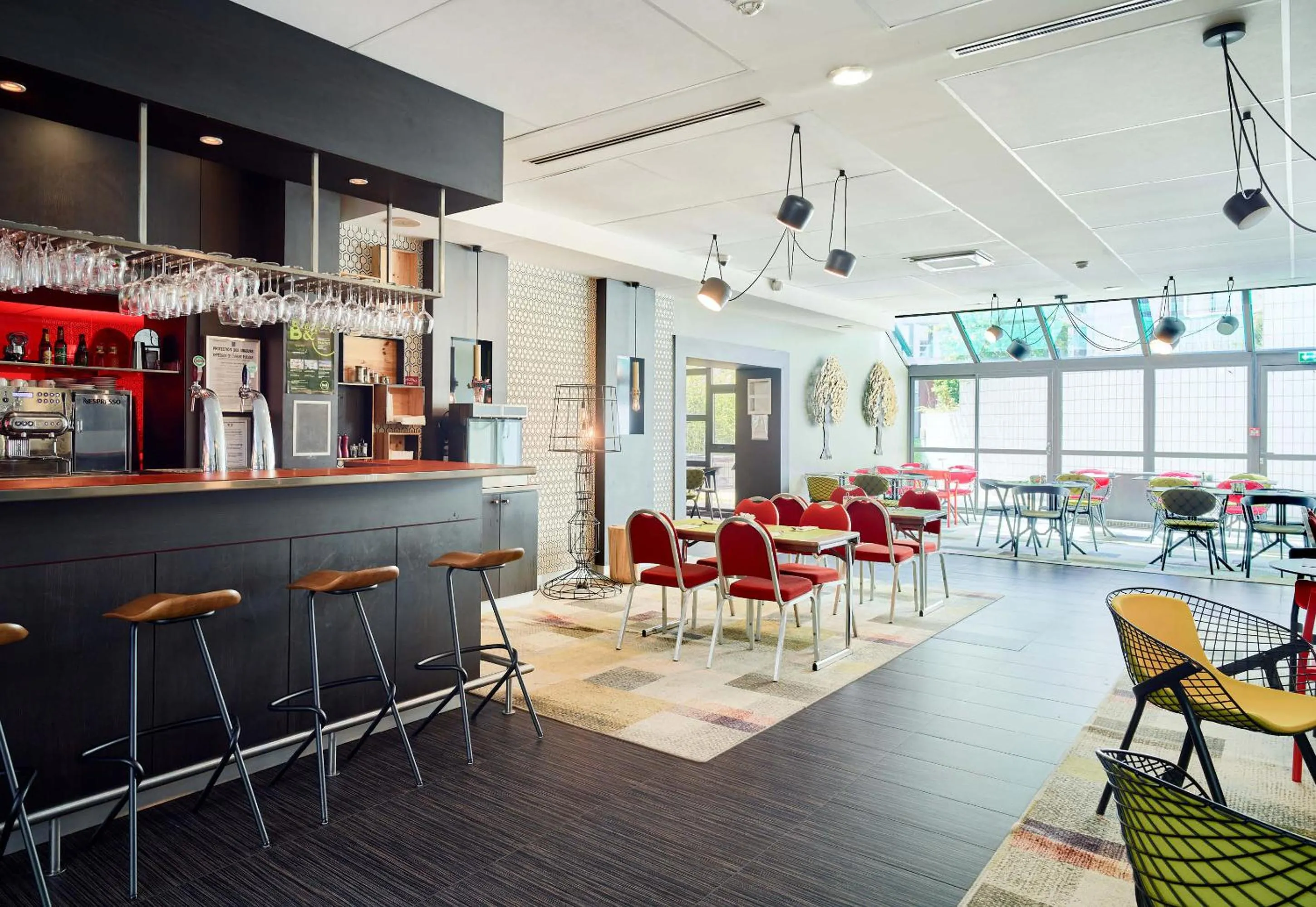 Restaurant/places to eat in B&B HOTEL Saint-Quentin-en-Yvelines Centre Gare 4 étoiles