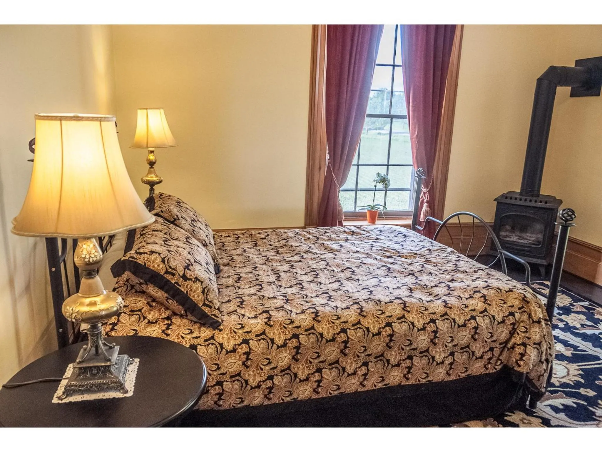 Photo of the whole room, Bed in Culverdene House