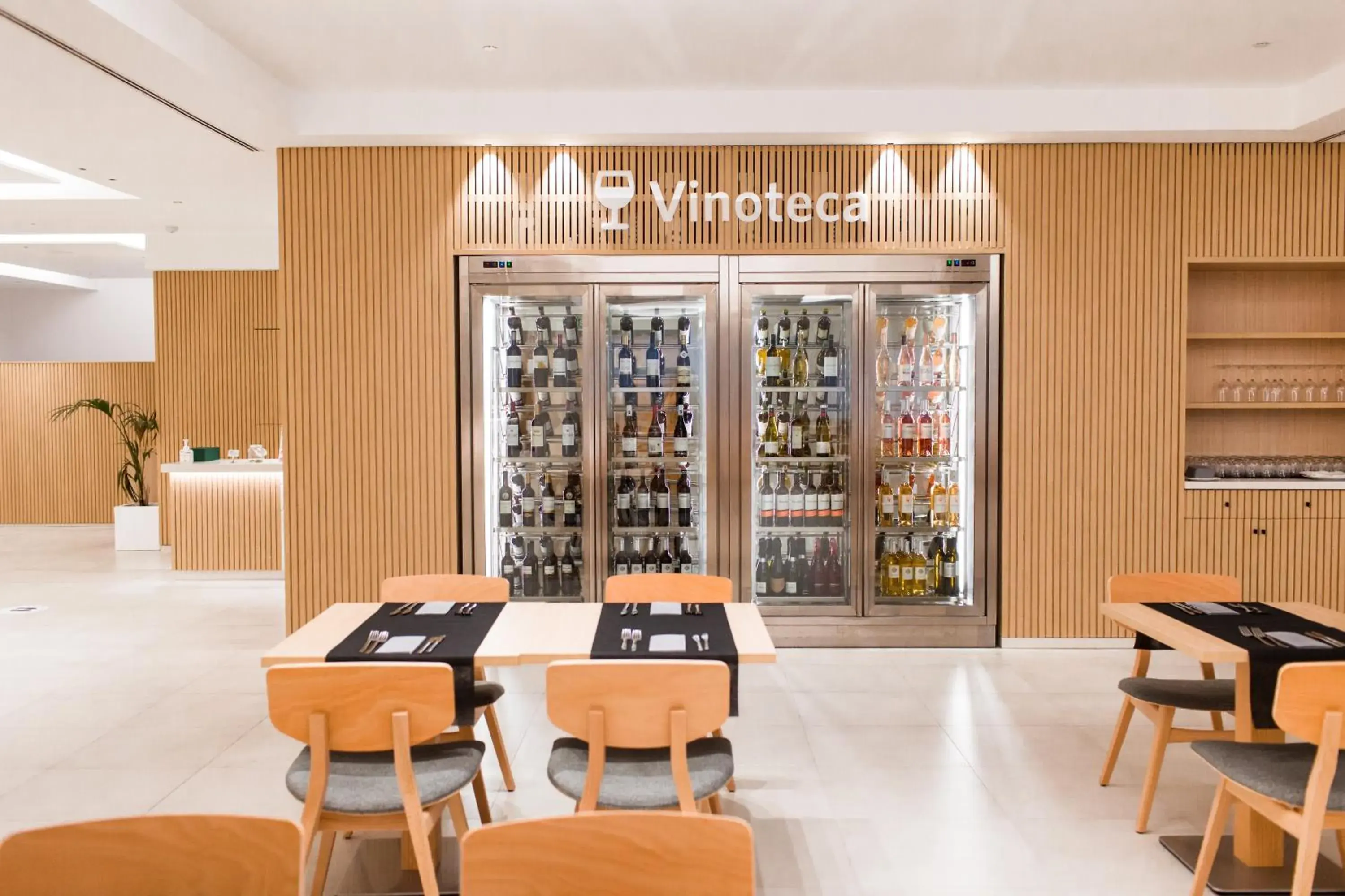 Restaurant/places to eat in Gran Sagitario Restaurant/places to eat in Gran Sagitario