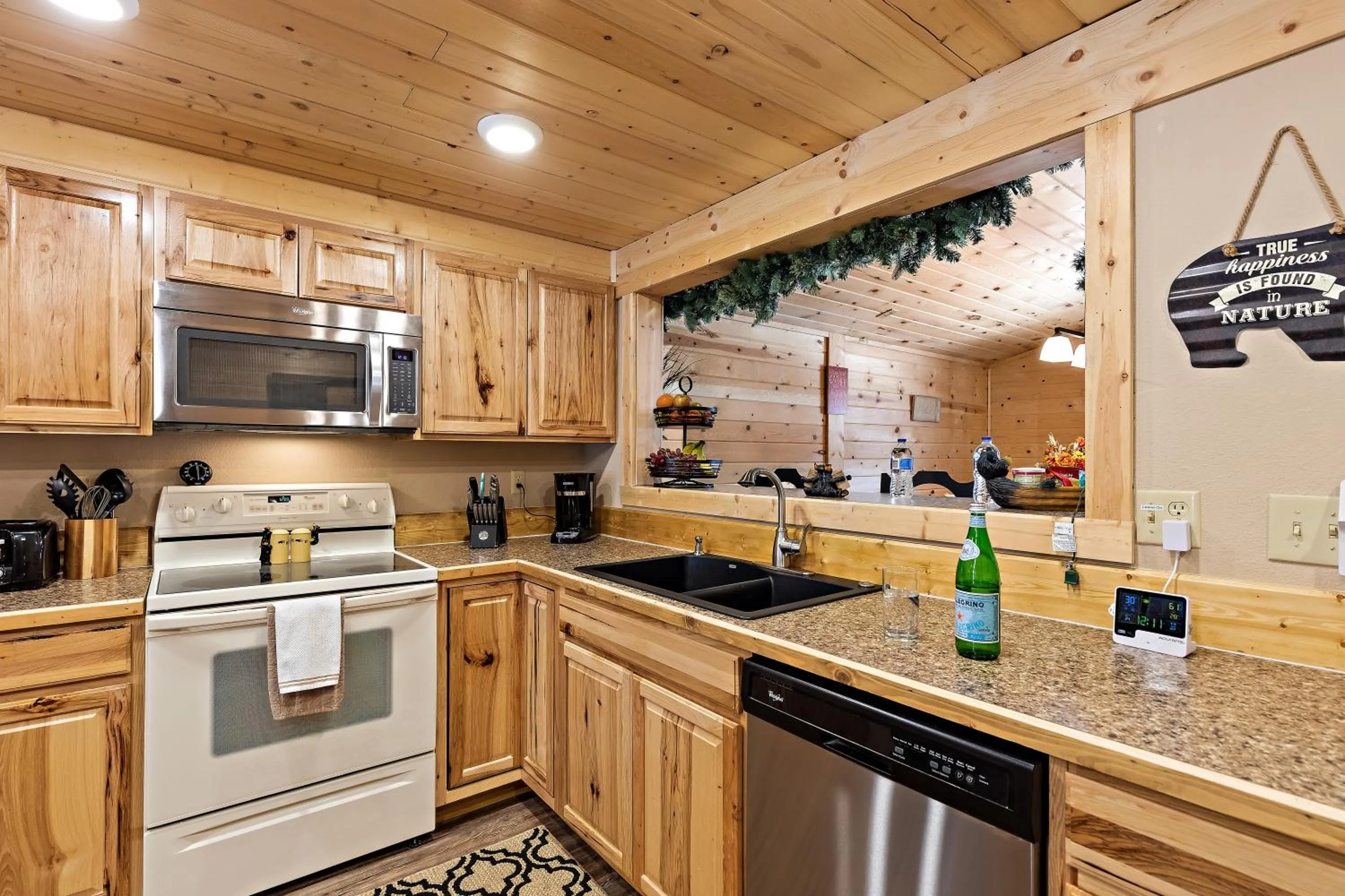 Huckleberry Hollow by KABINO Hot Tub FirePit PS2 Satellite Grill WiFi Golf Course