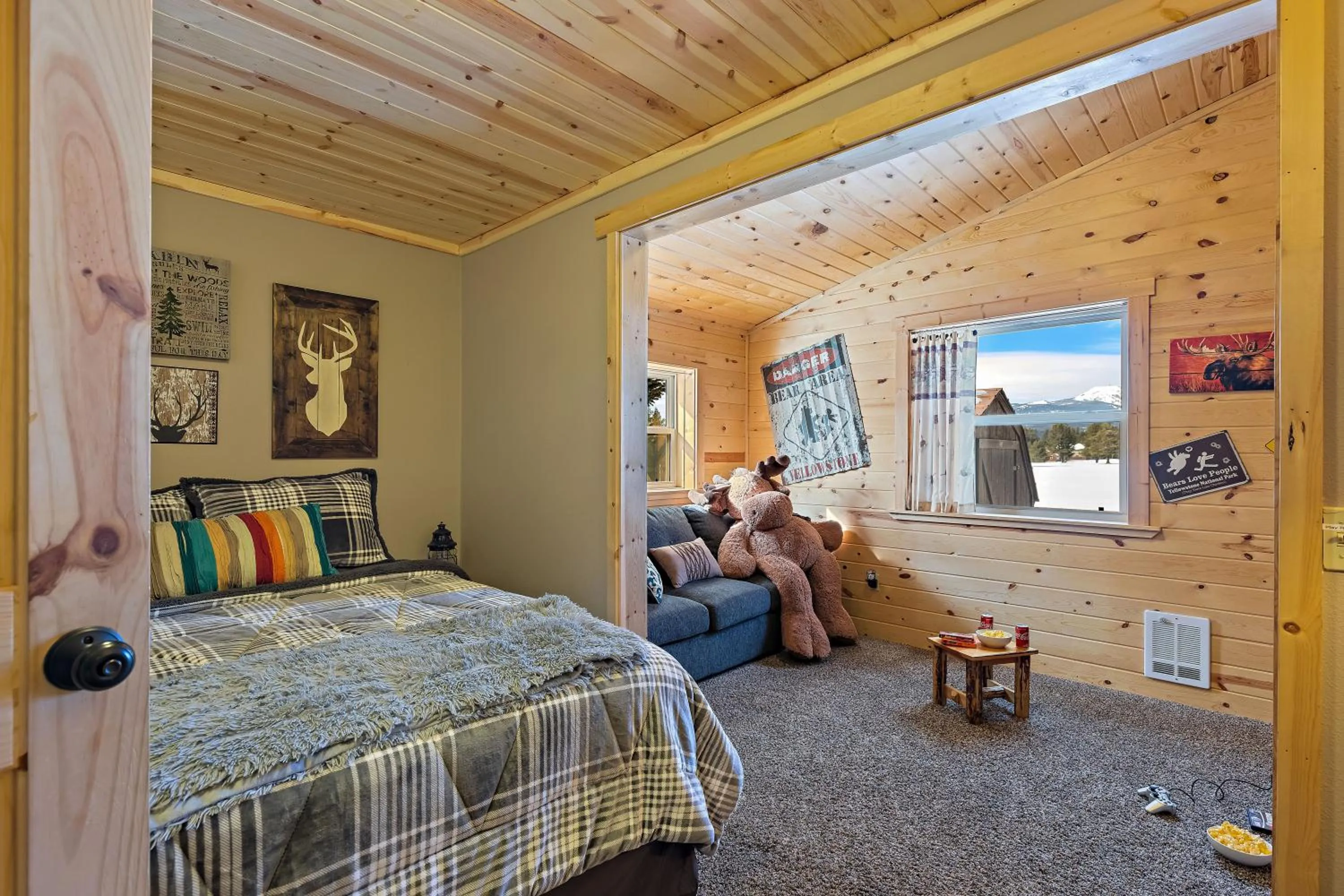 Bed in Huckleberry Hollow by KABINO Hot Tub FirePit PS2 Satellite Grill WiFi Golf Course