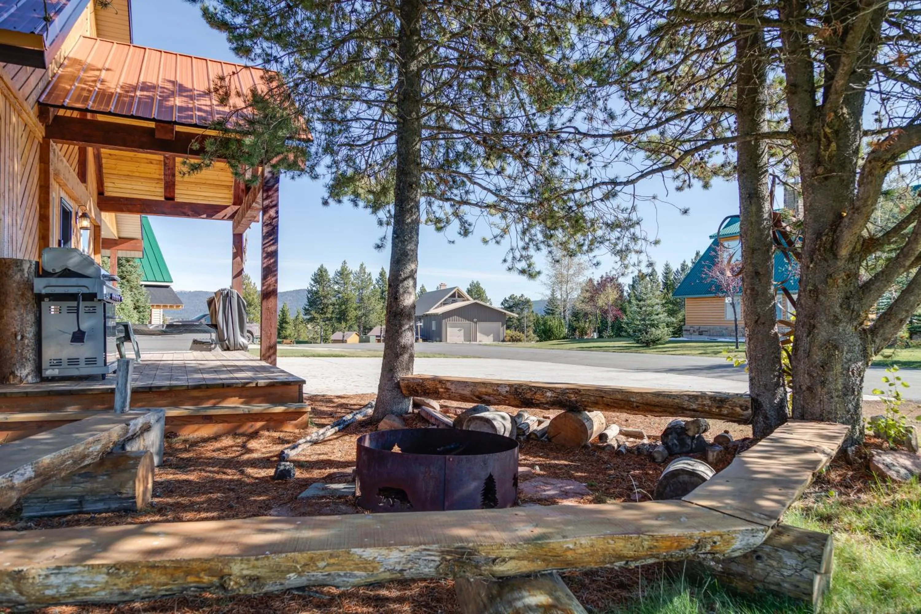 Huckleberry Hollow by KABINO Hot Tub FirePit PS2 Satellite Grill WiFi Golf Course