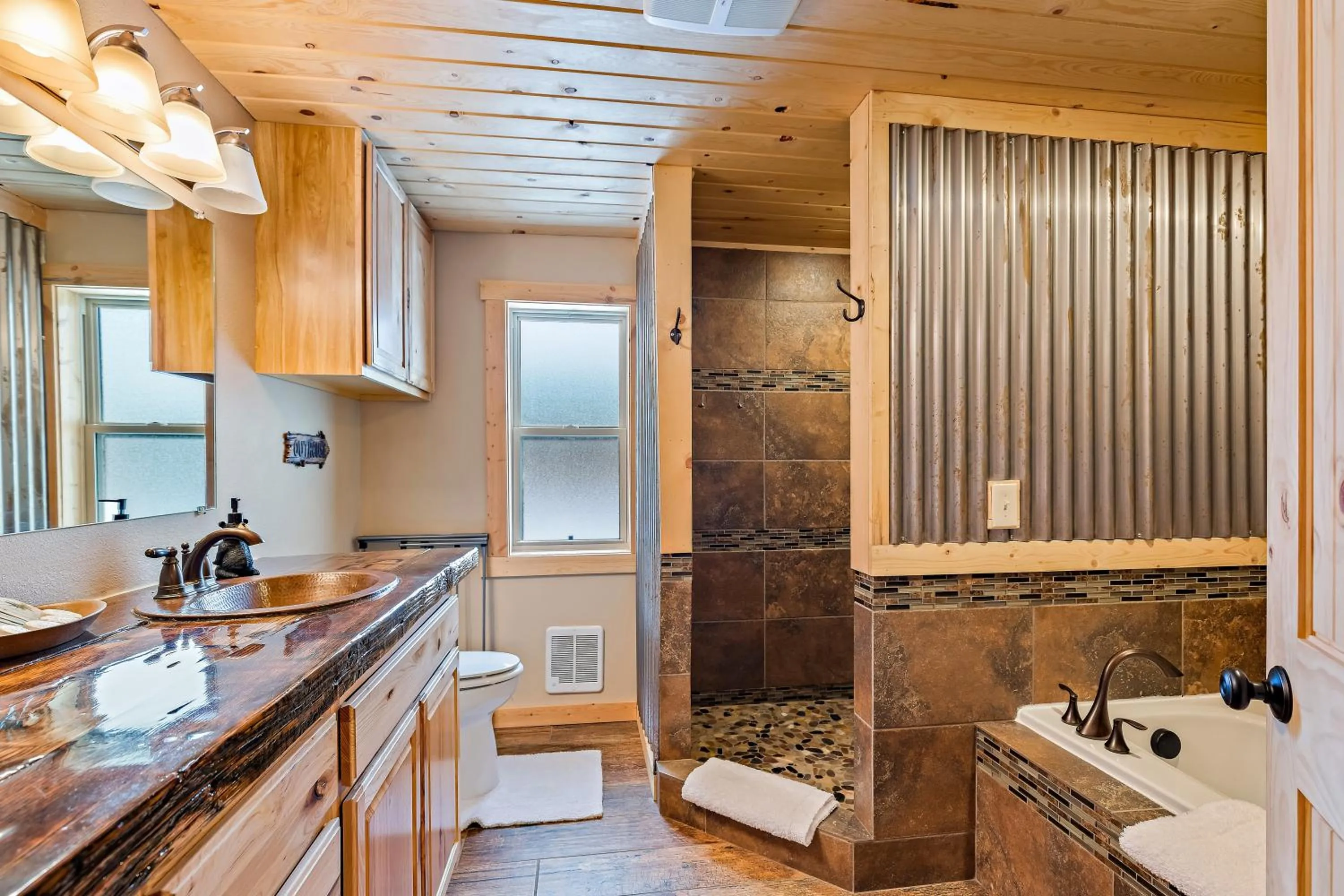 Huckleberry Hollow by KABINO Hot Tub FirePit PS2 Satellite Grill WiFi Golf Course