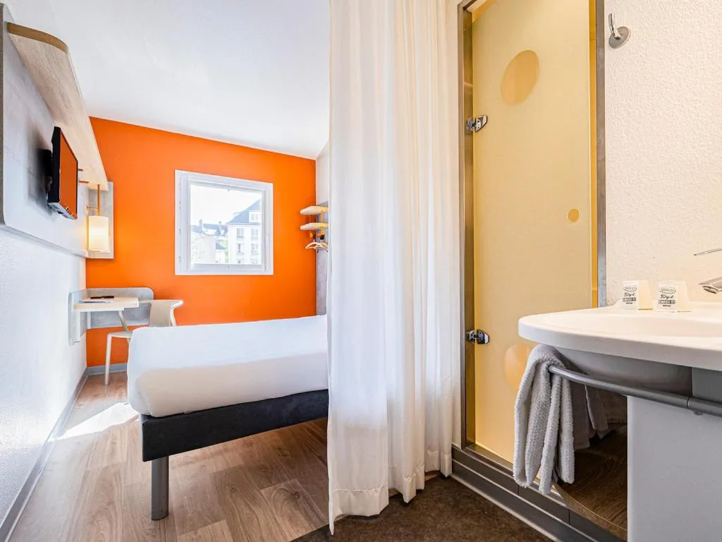 Shower, Bed in ibis budget Paris Porte d'Italie Ouest