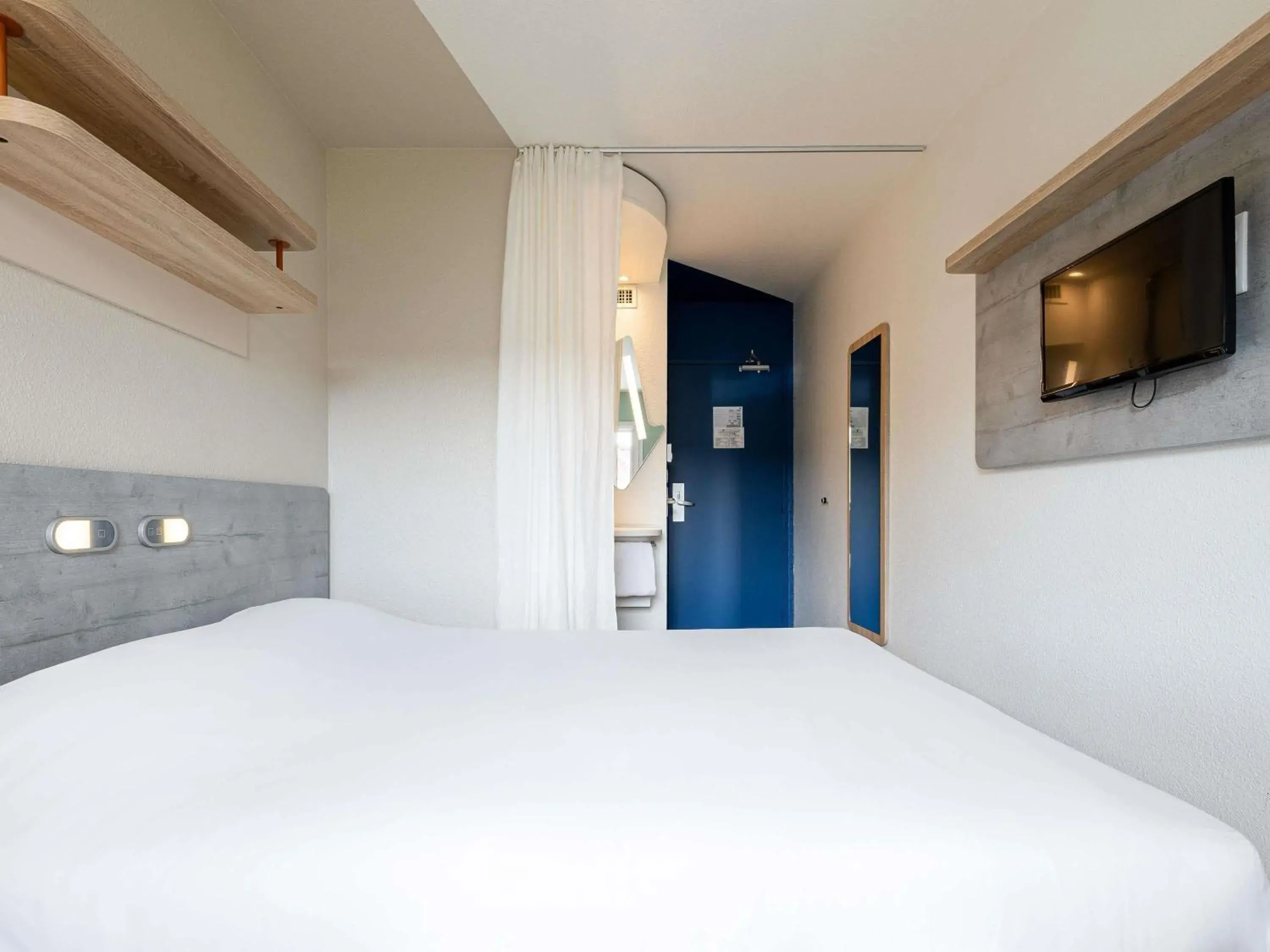 Bedroom, Bed in ibis budget Paris Porte d'Italie Ouest Bedroom, Bed in ibis budget Paris Porte d'Italie Ouest