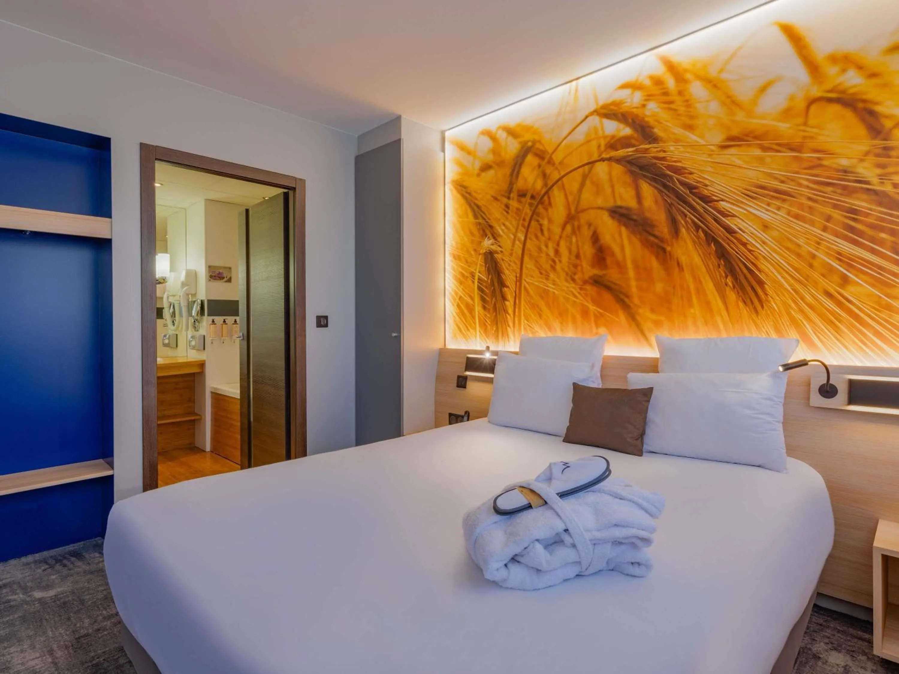 Bedroom, Bed in Mercure Lyon Est Villefontaine