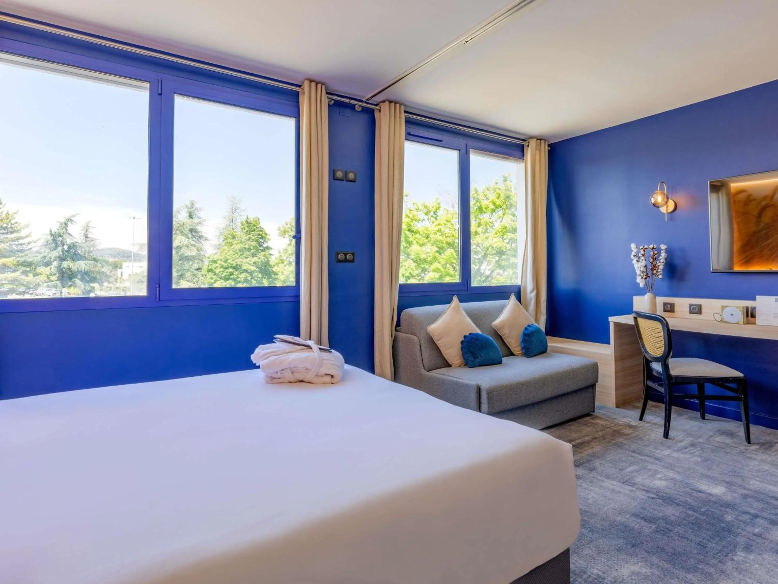 Bedroom, Bed in Mercure Lyon Est Villefontaine