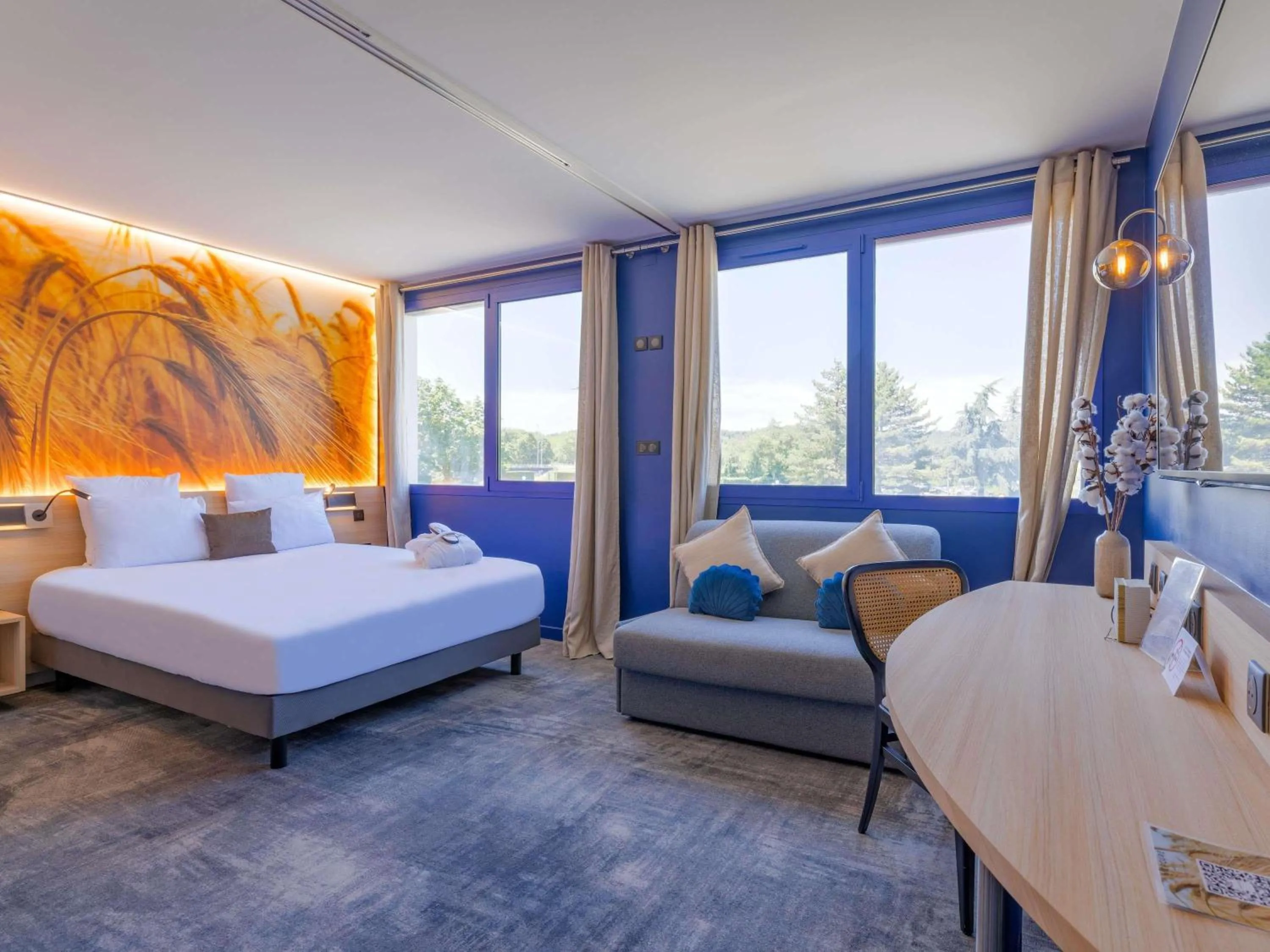 Property building, Bed in Mercure Lyon Est Villefontaine