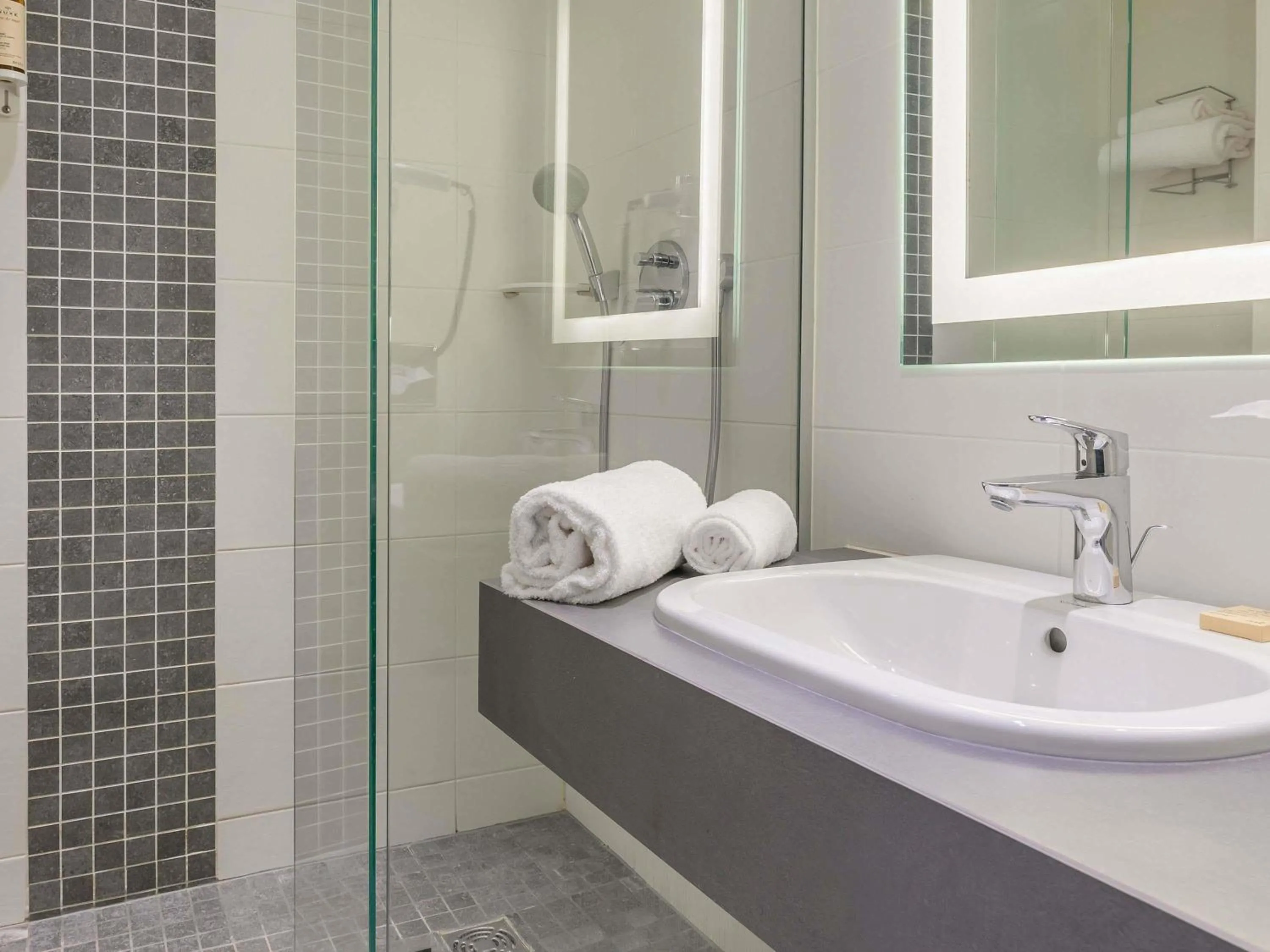 Bedroom in Mercure Lyon Est Villefontaine