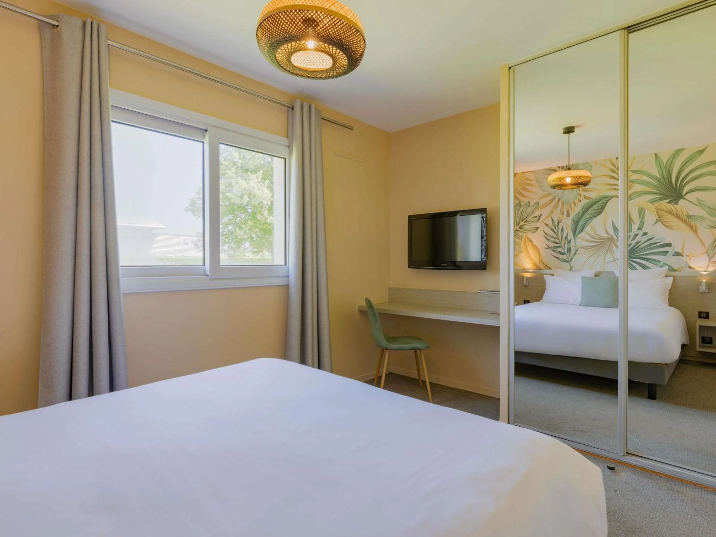 Bedroom, Bed in Mercure Lyon Est Villefontaine