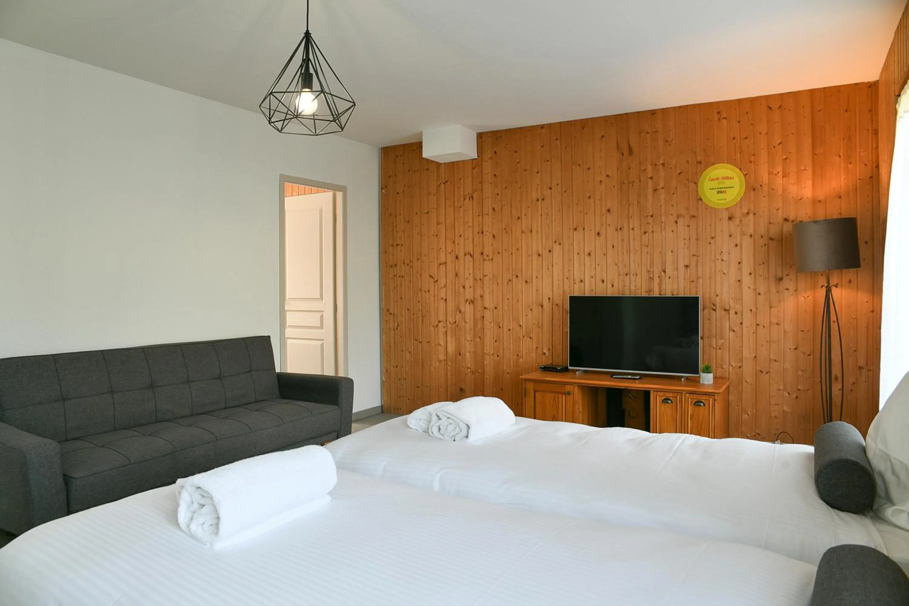 Communal lounge/ TV room, Bed in Les Villas du Domaine de Suzel