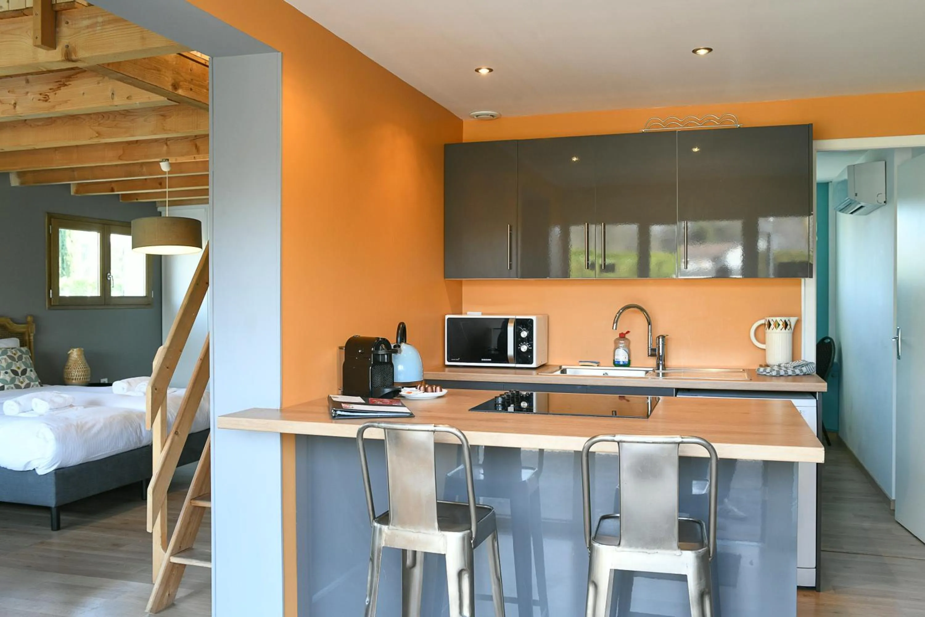 Kitchen or kitchenette, Bed in Les Villas du Domaine de Suzel