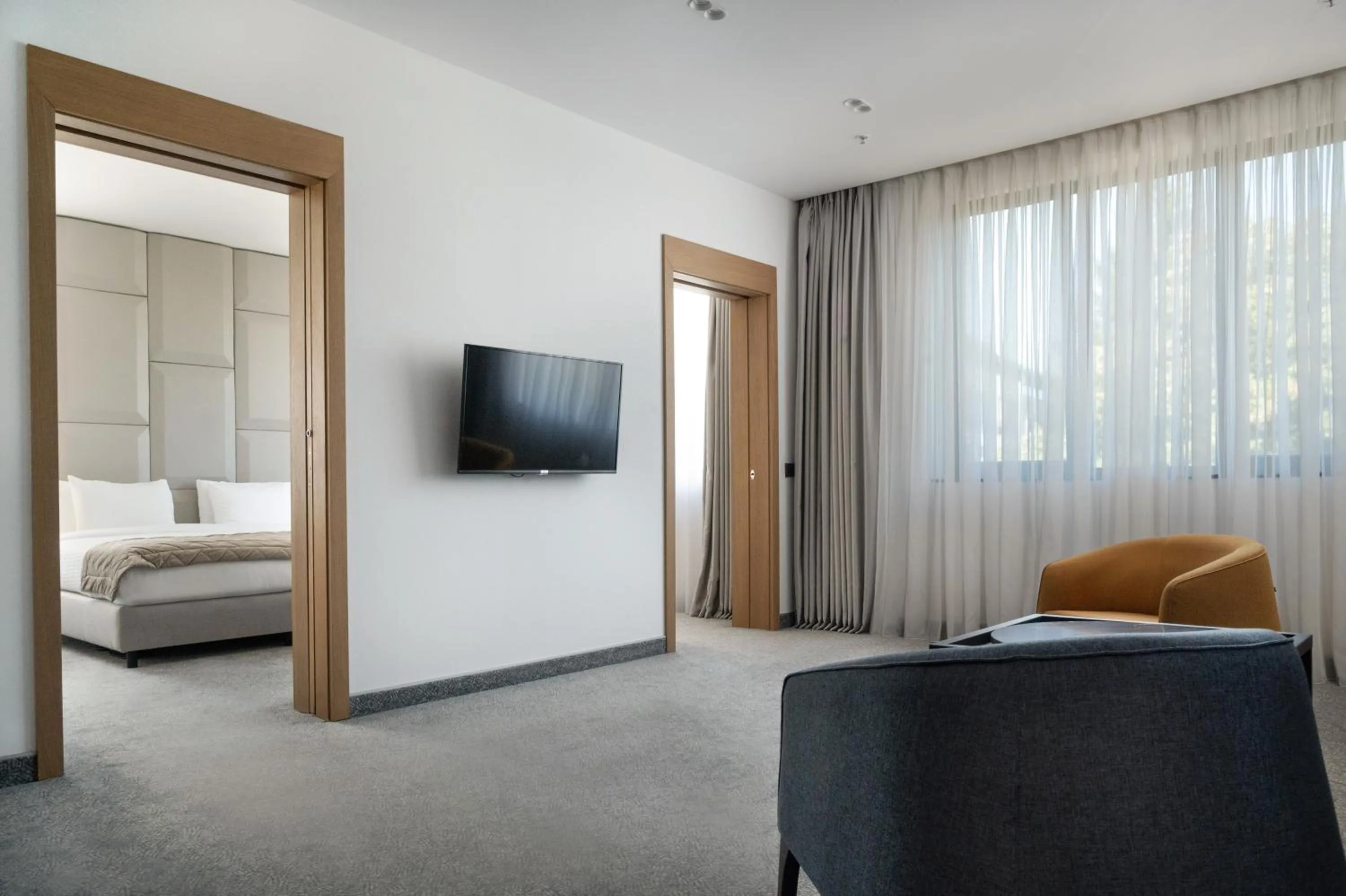 Living room, Bed in Hotel Mona Plaza