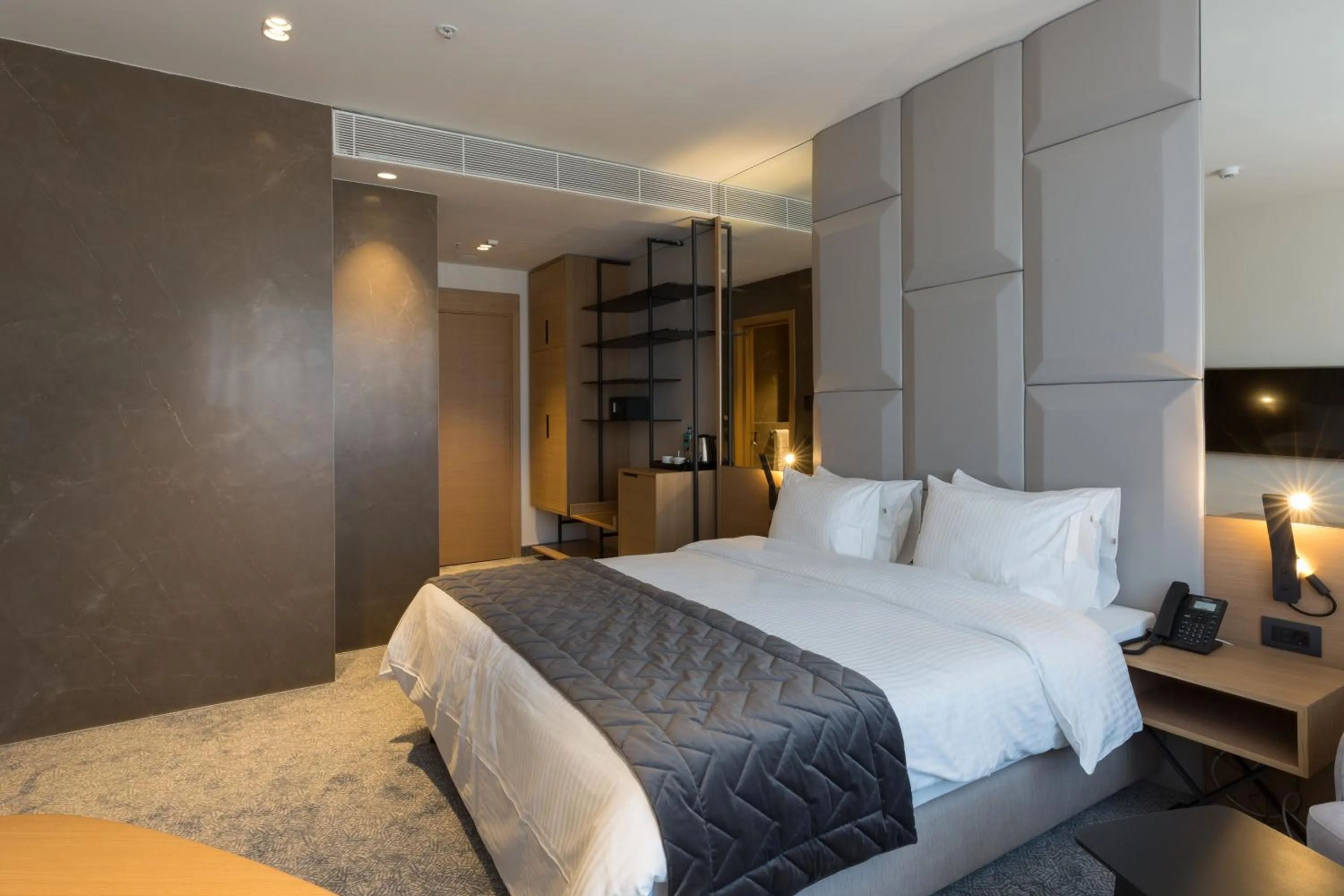 Bedroom, Bed in Hotel Mona Plaza