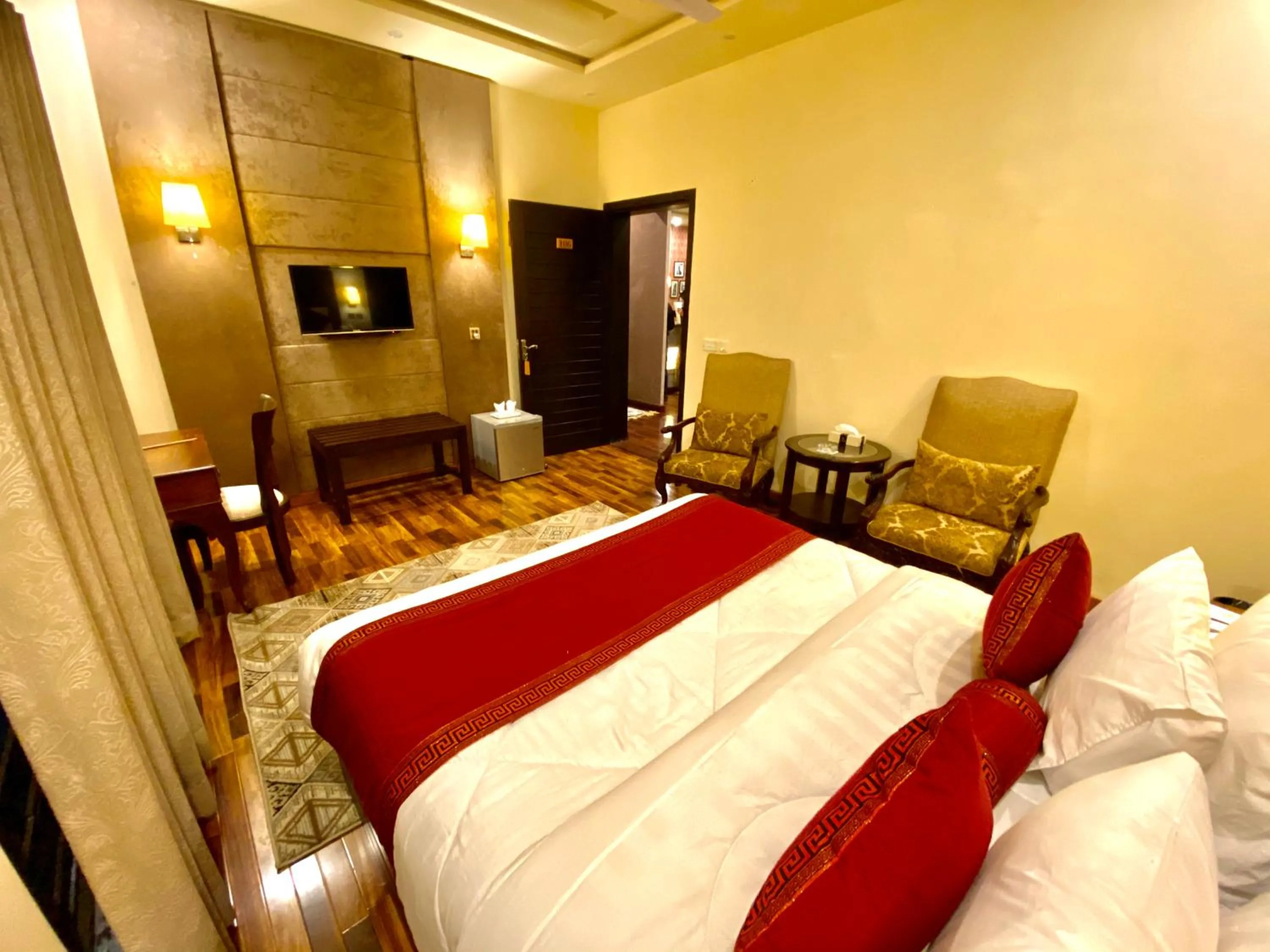 Property building, Bed in Shelton’s Rezidor Lahore