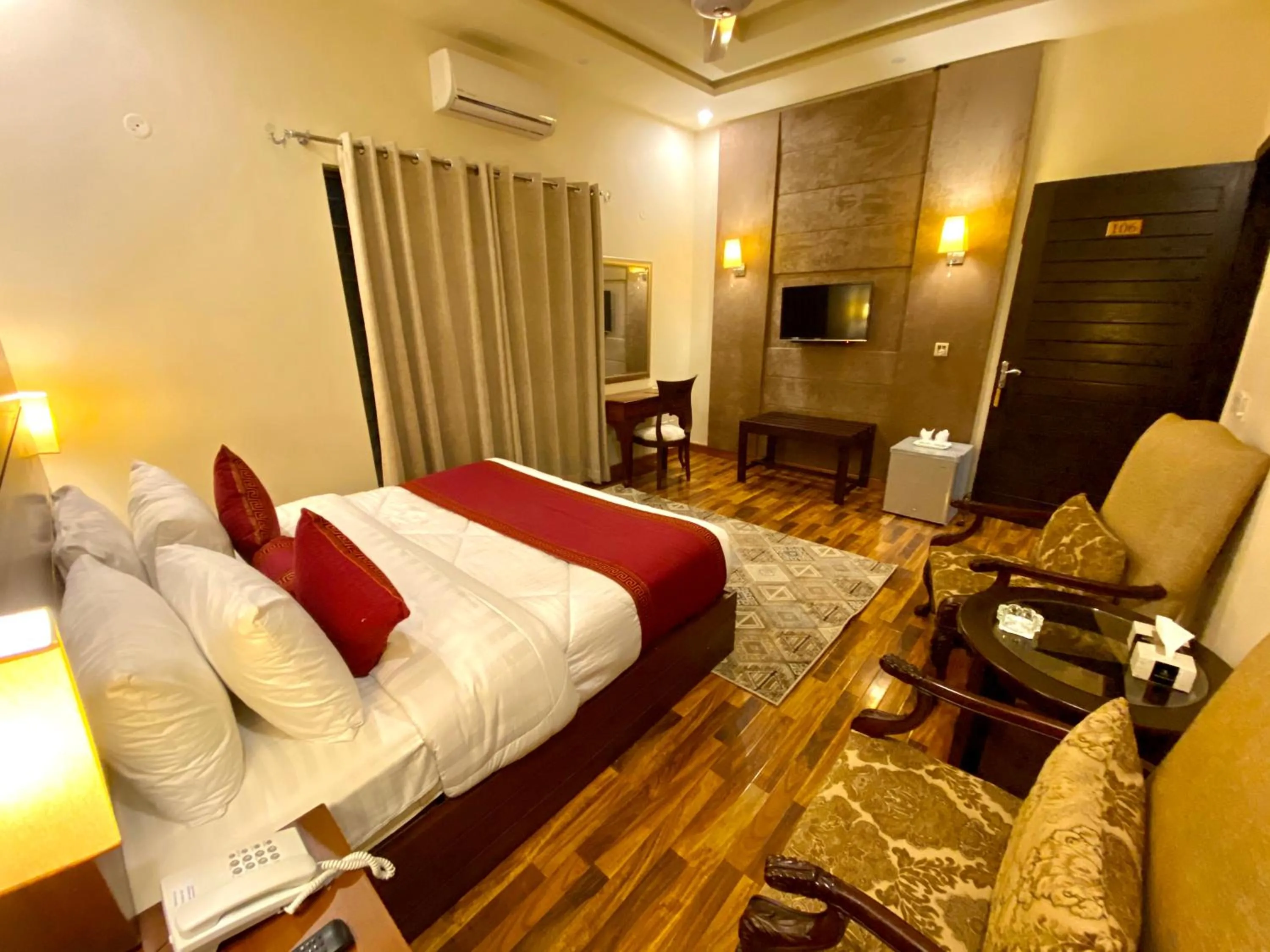 Property building, Bed in Shelton’s Rezidor Lahore