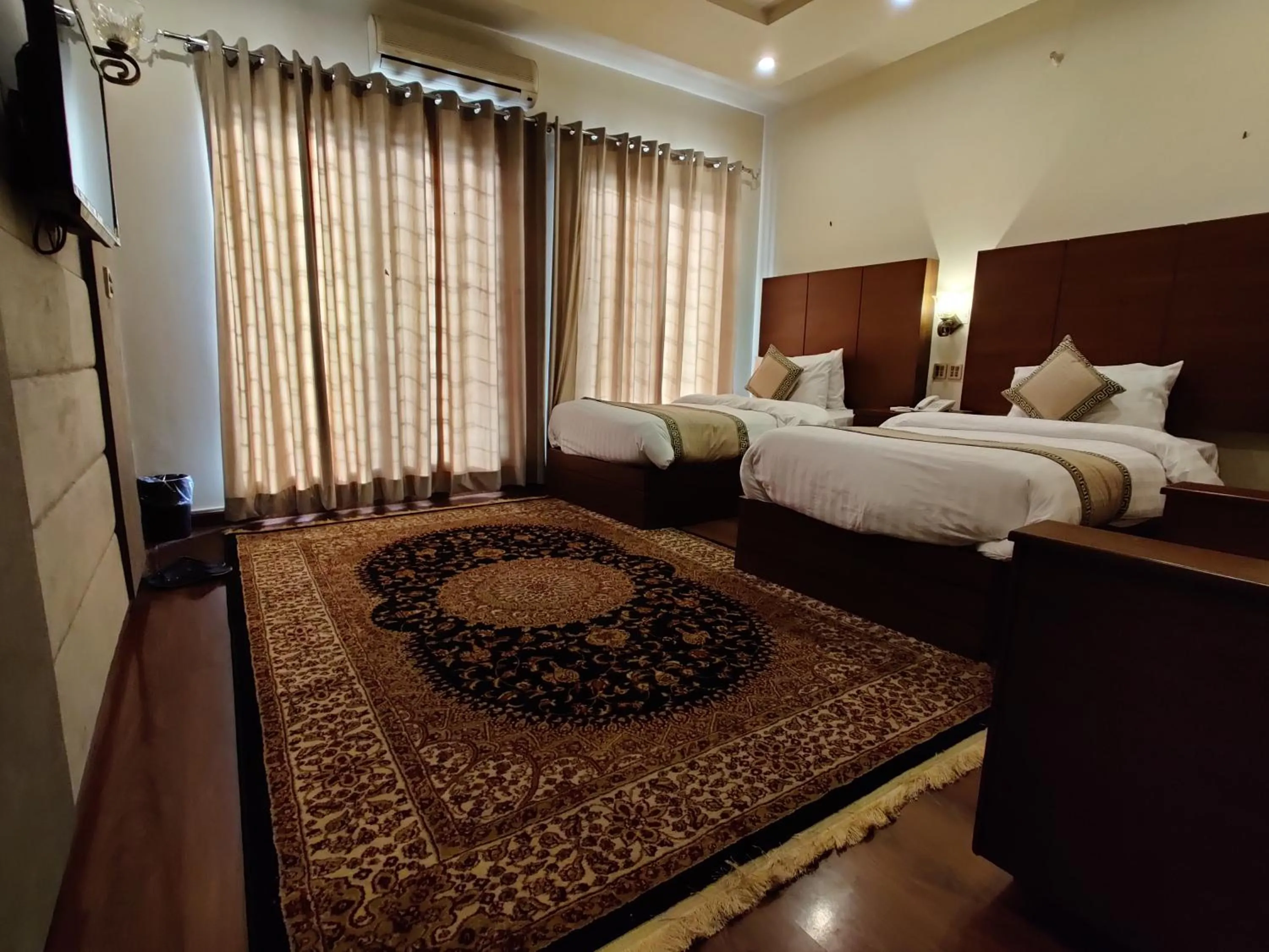 Bedroom, Bed in Shelton’s Rezidor Lahore