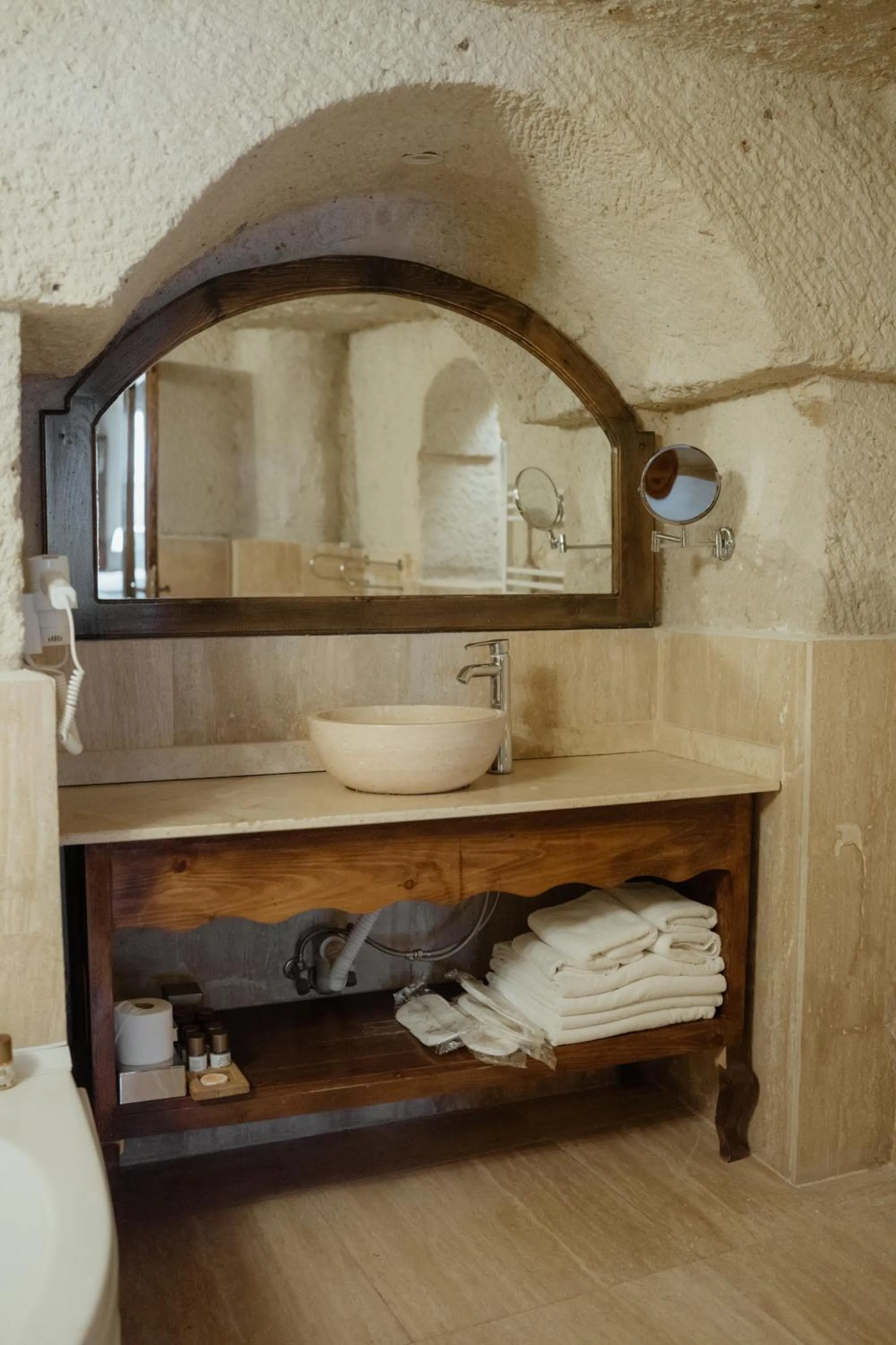 Bathroom, Bed in Kismet Cave Mansion