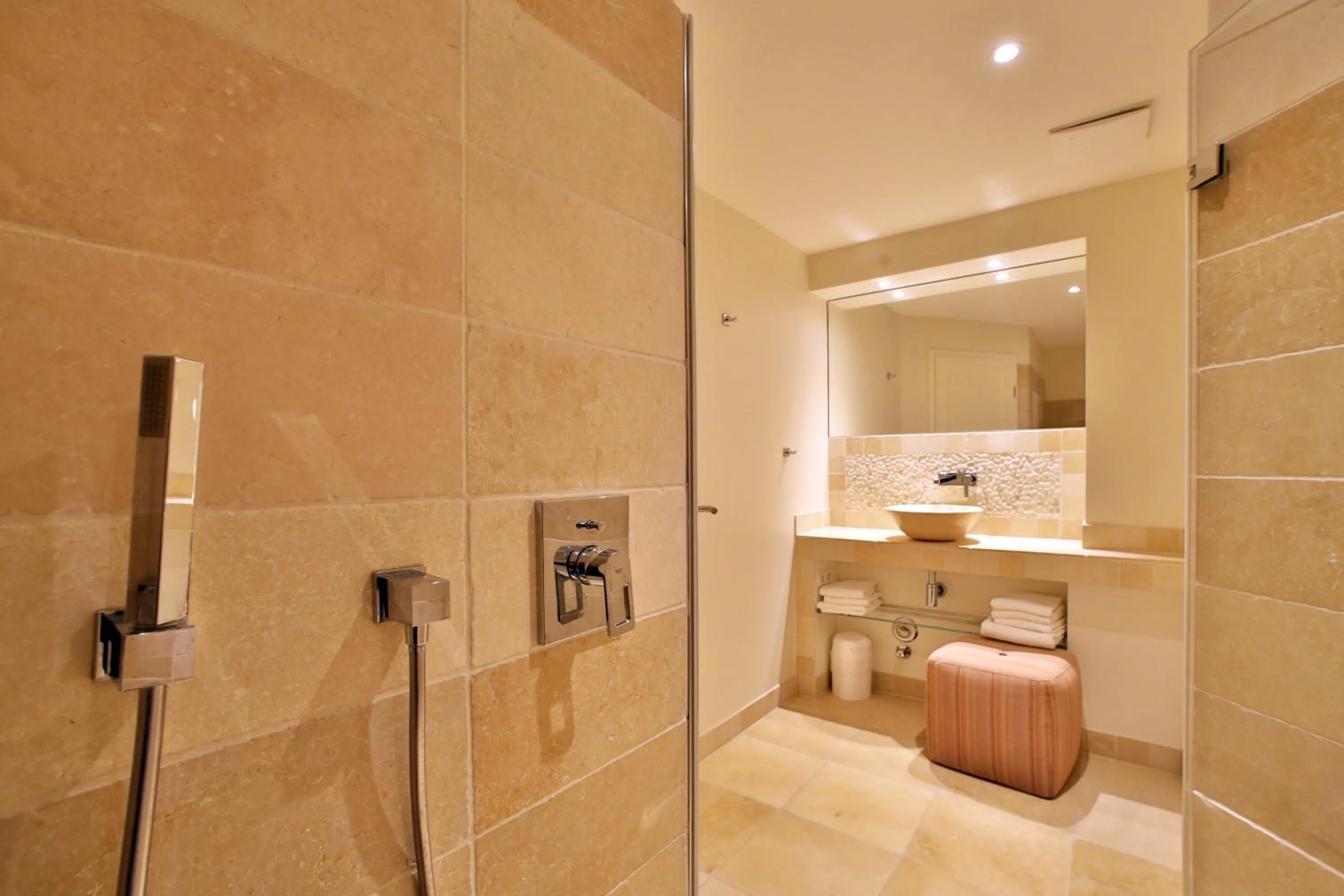 Shower in Apartmenthaus Budersandstraße 53