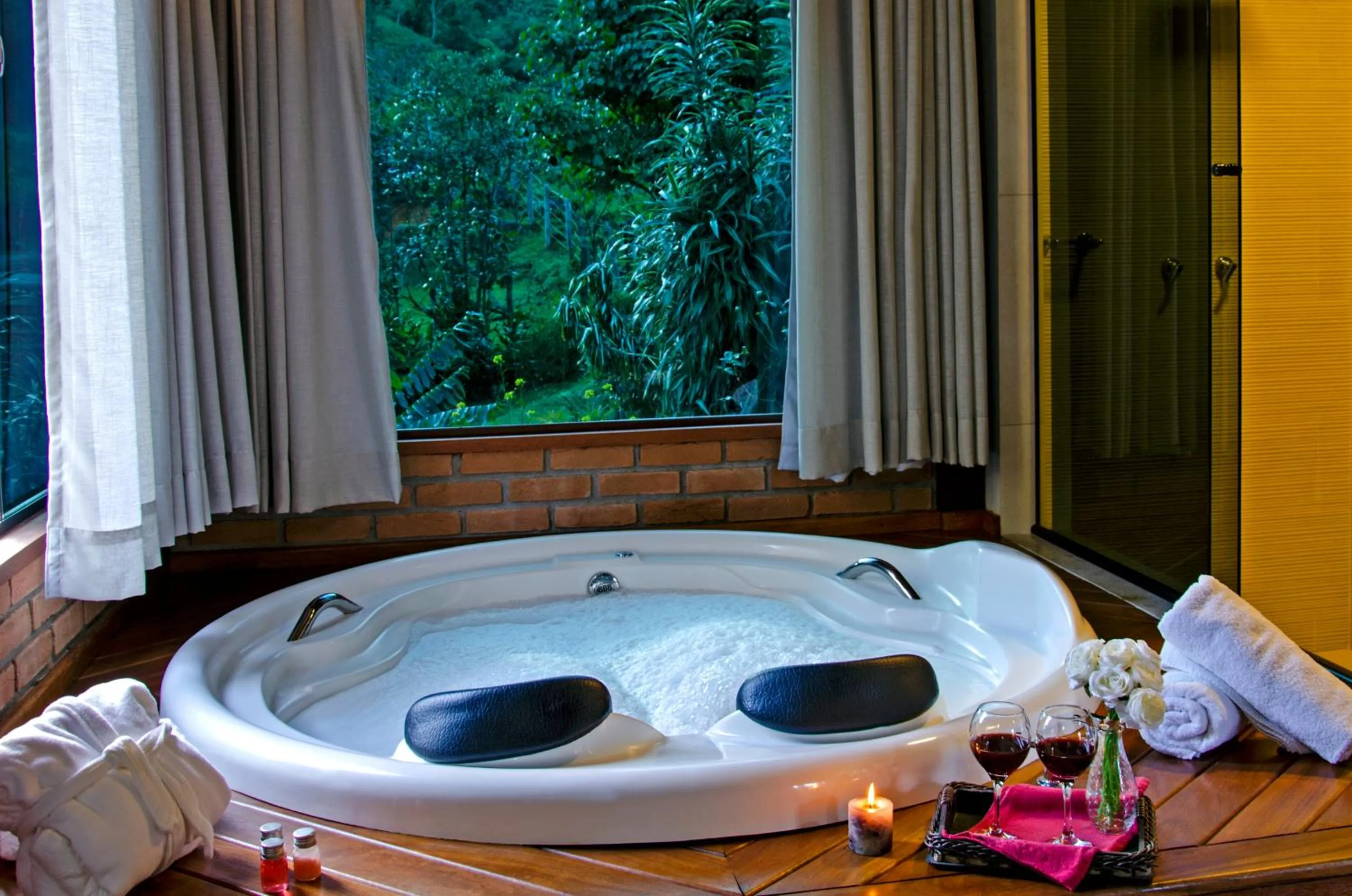 Hot Tub in Pousada da Gruta