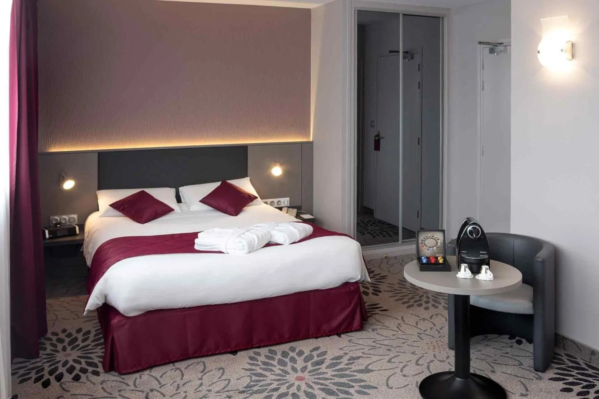 Bedroom, Bed in Mercure Saint Lô Centre