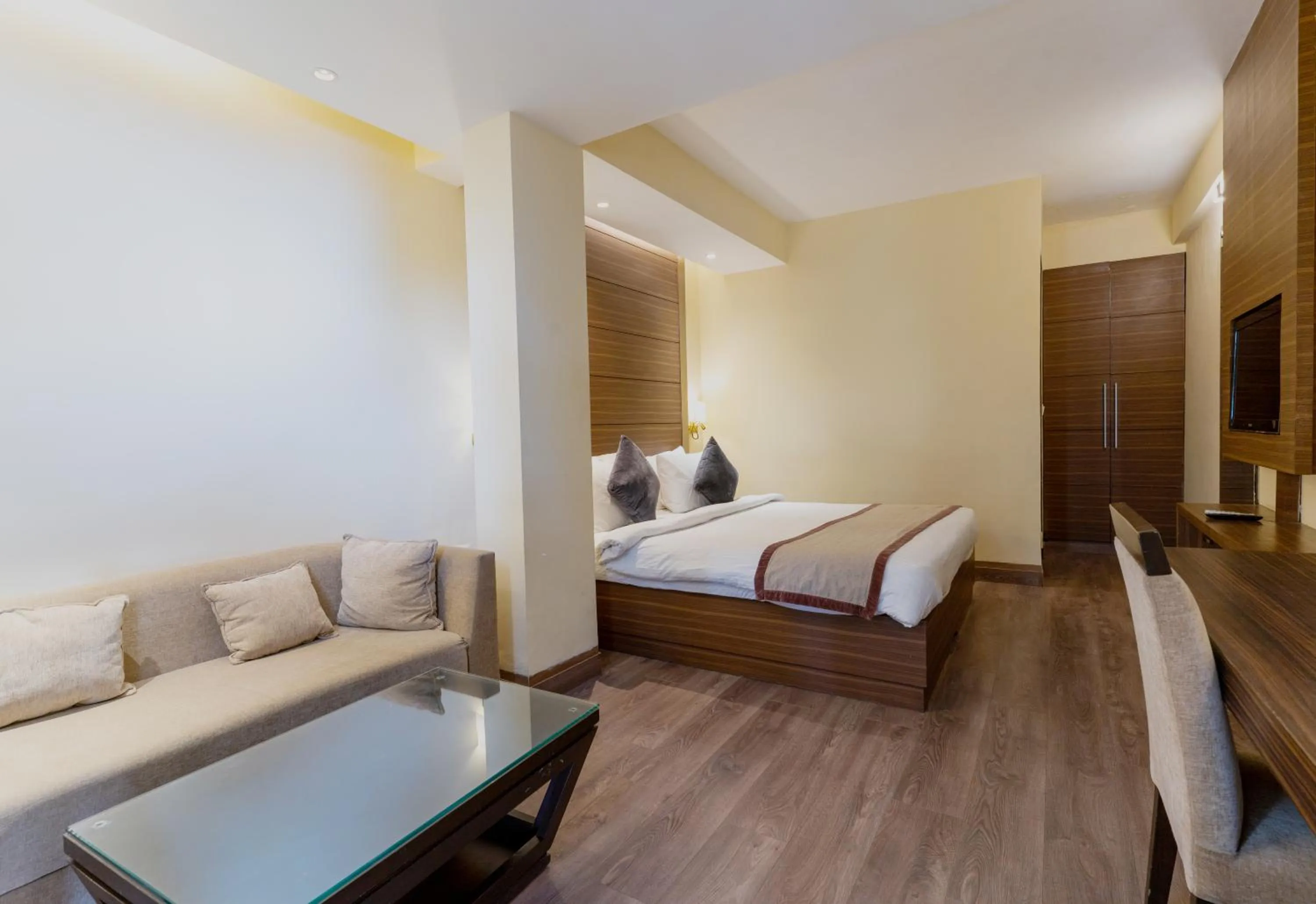 Seating area, Bed in Marigold Sarovar Portico Shimla