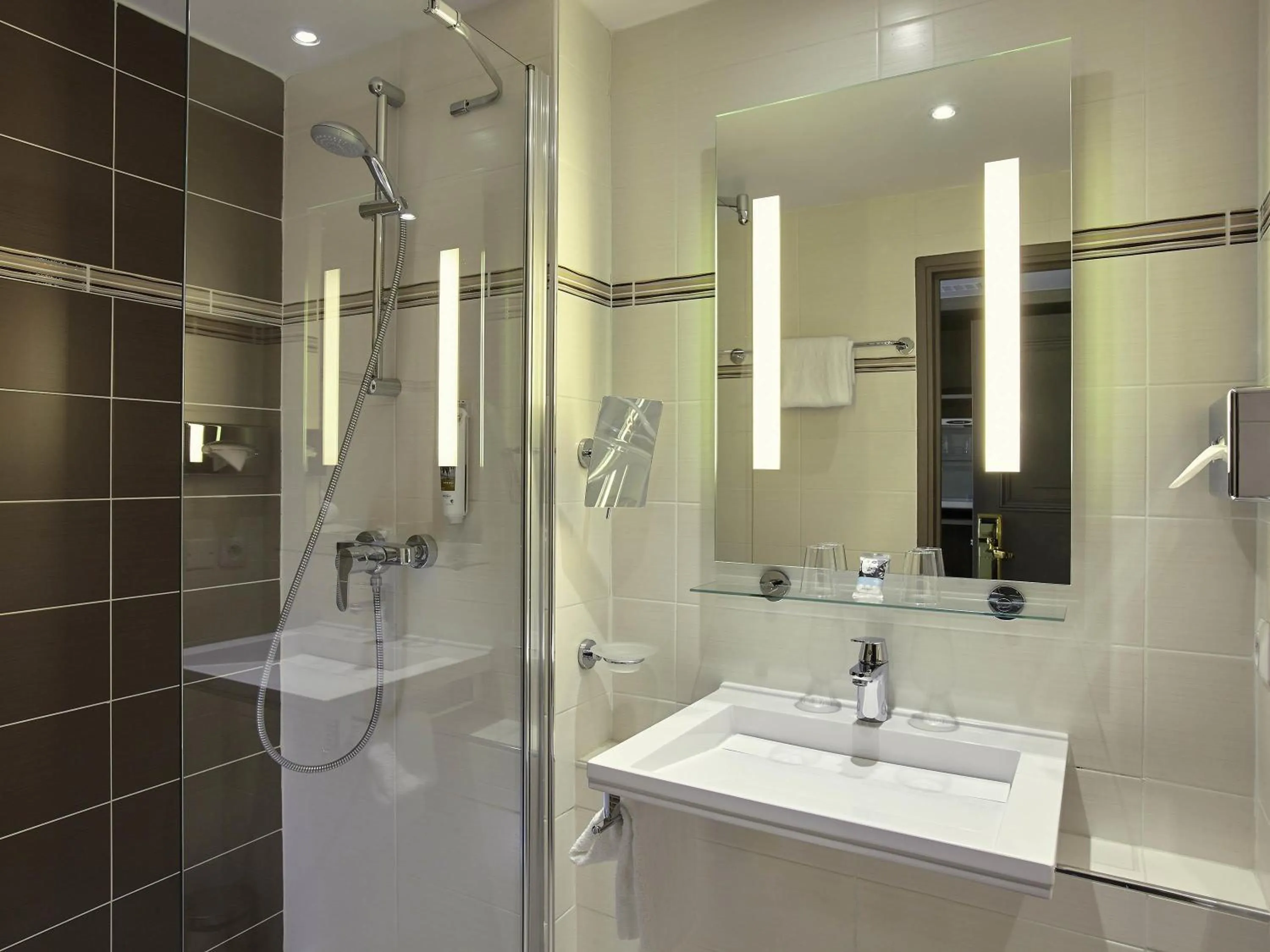 Bedroom in Mercure Versailles Paris Ouest