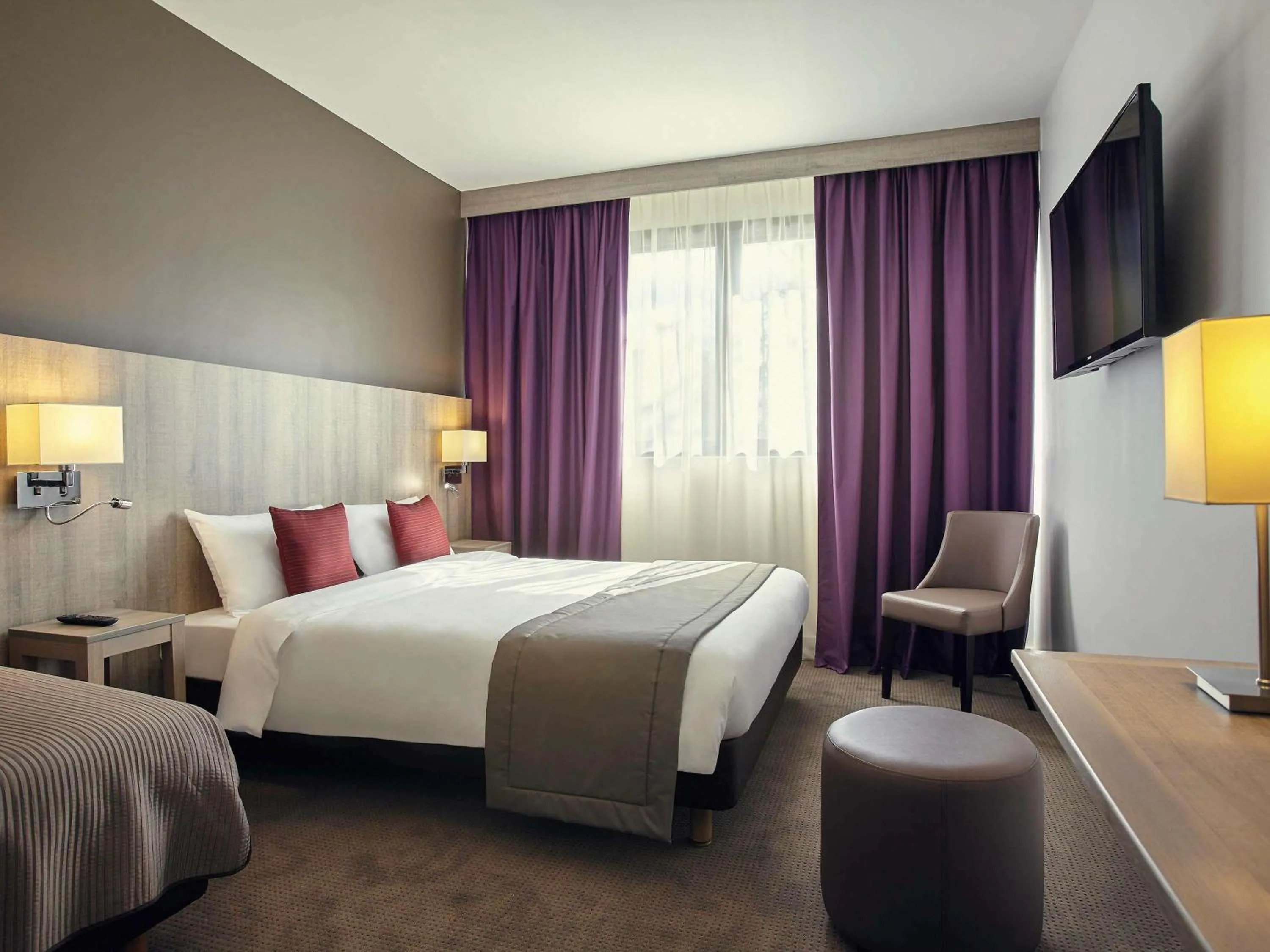 Property building, Bed in Mercure Versailles Paris Ouest