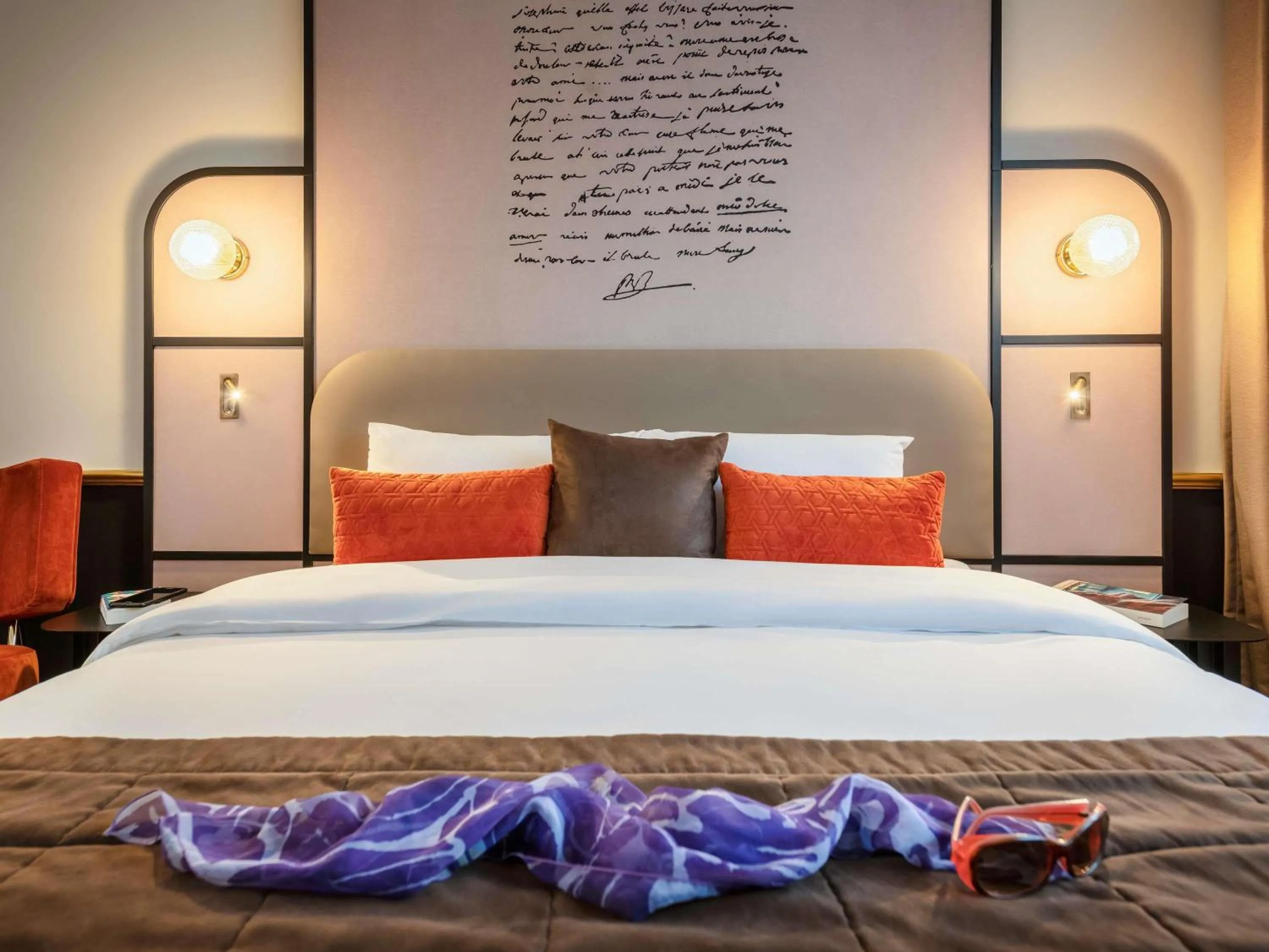 Bedroom, Bed in Mercure Versailles Paris Ouest