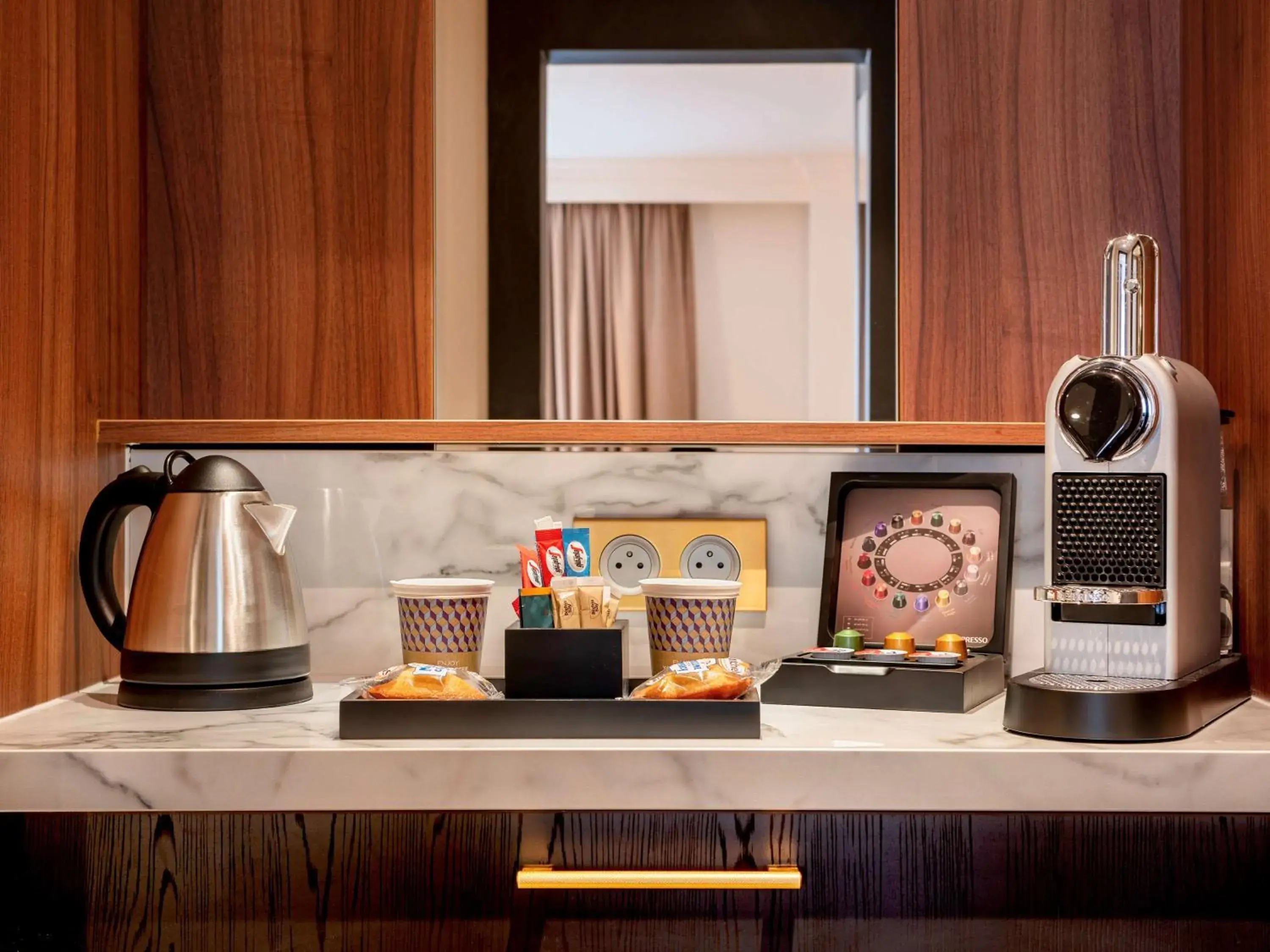 Bedroom, Kitchen/Kitchenette in Mercure Versailles Parly 2