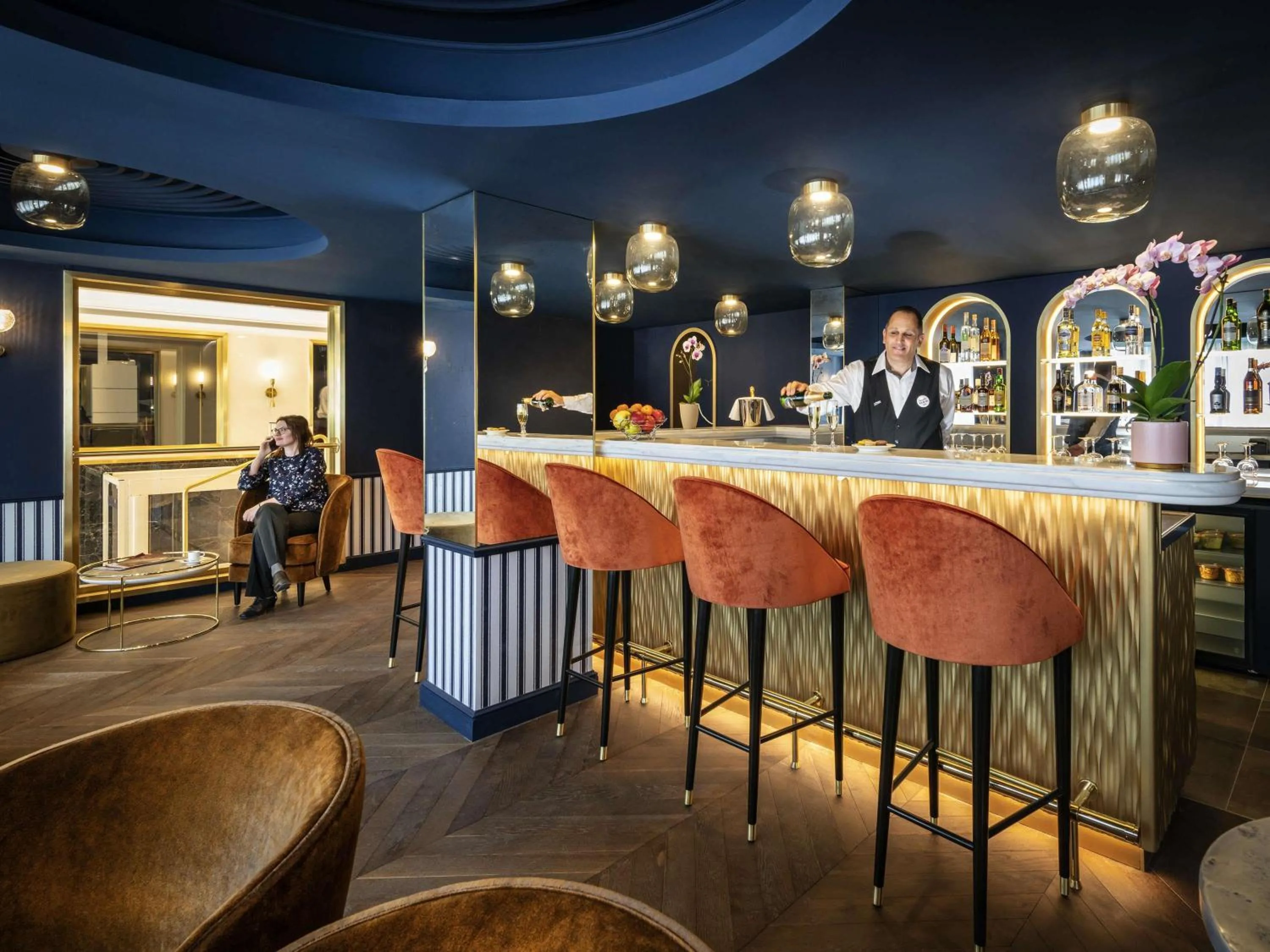 Lounge or bar in Mercure Versailles Paris Ouest