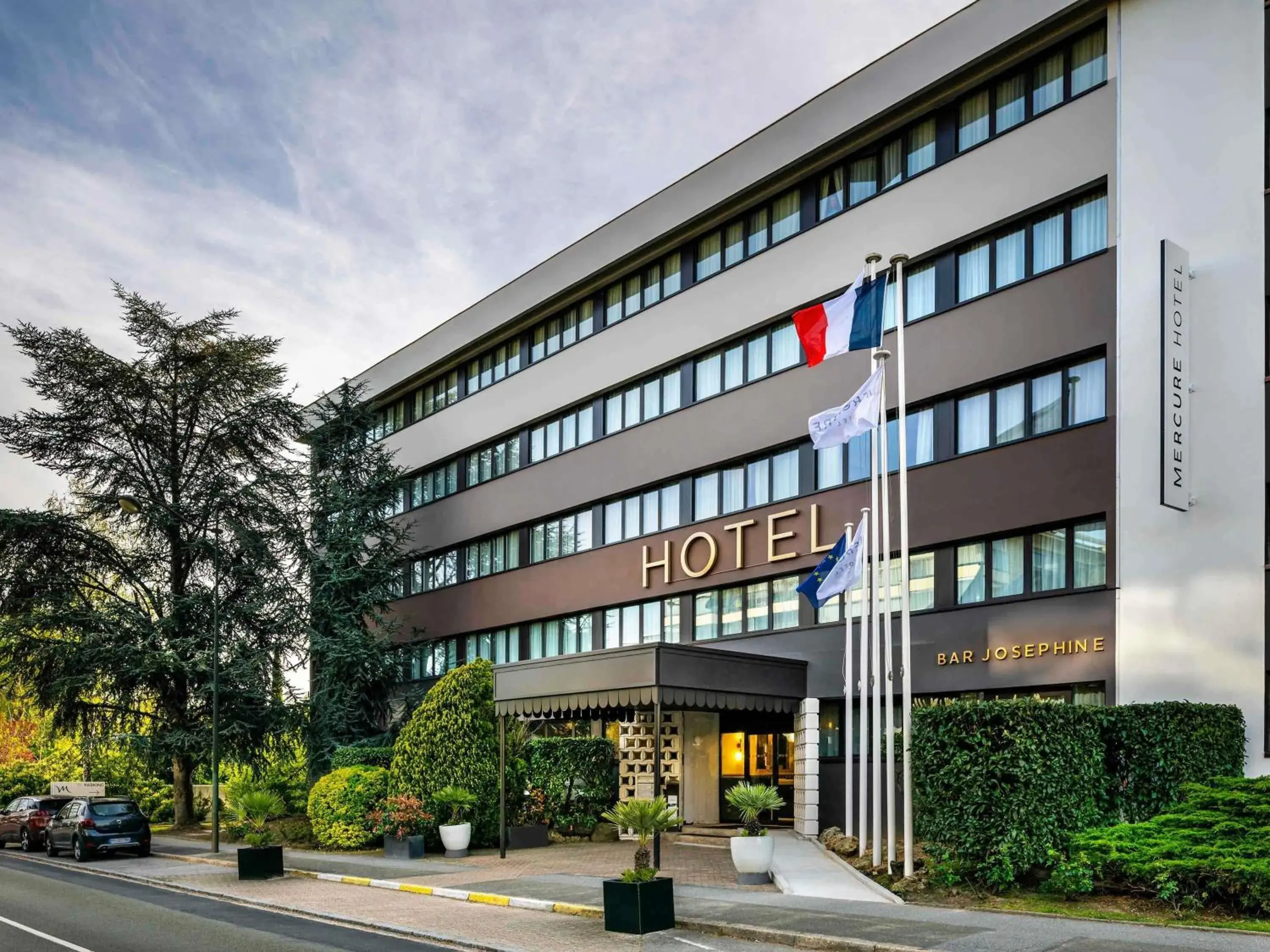 Property building in Mercure Versailles Paris Ouest Property building in Mercure Versailles Paris Ouest