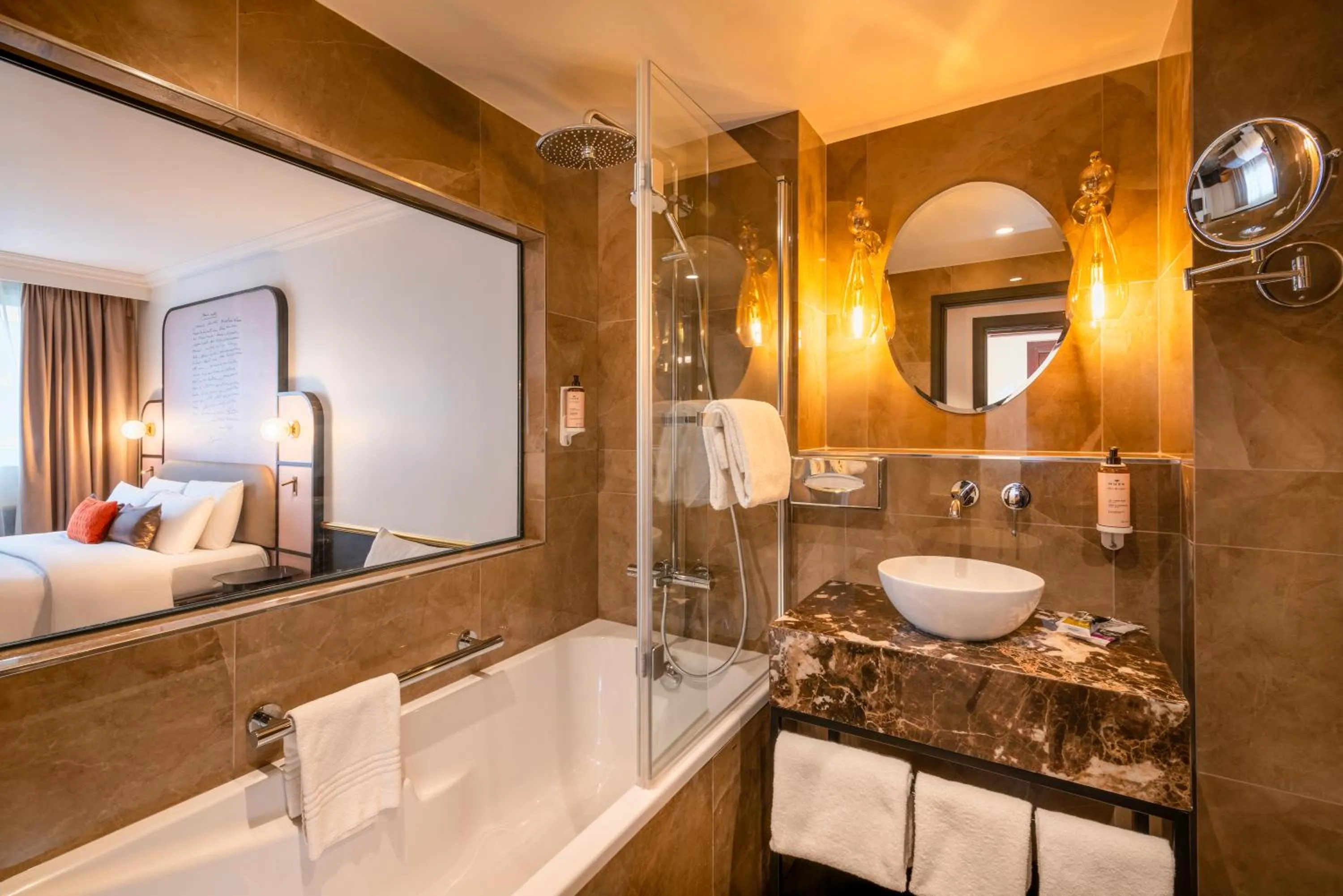 Bathroom, Bed in Mercure Versailles Paris Ouest