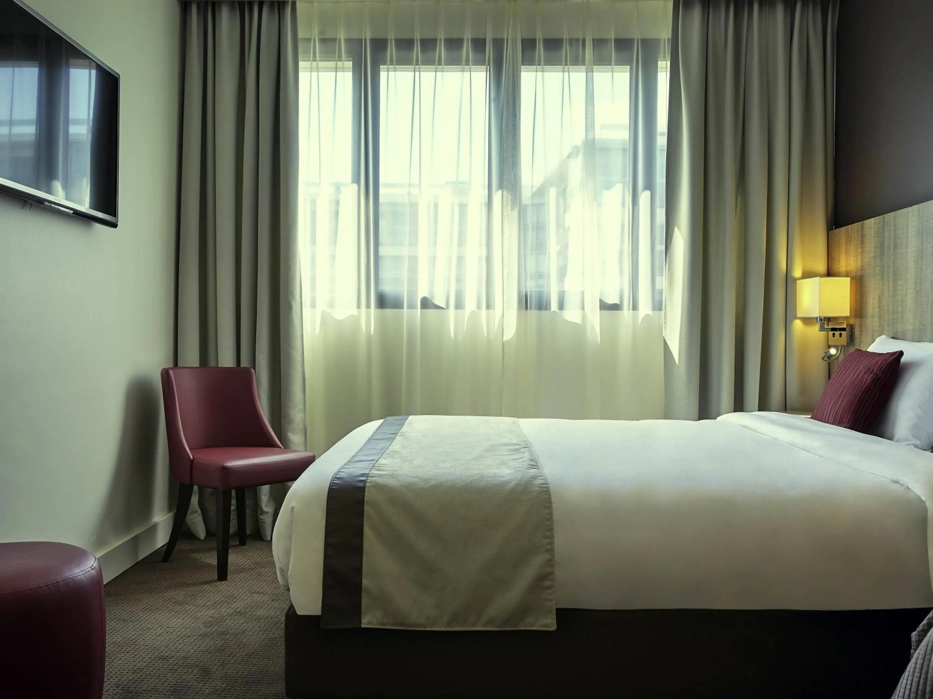 Bedroom, Bed in Mercure Versailles Paris Ouest