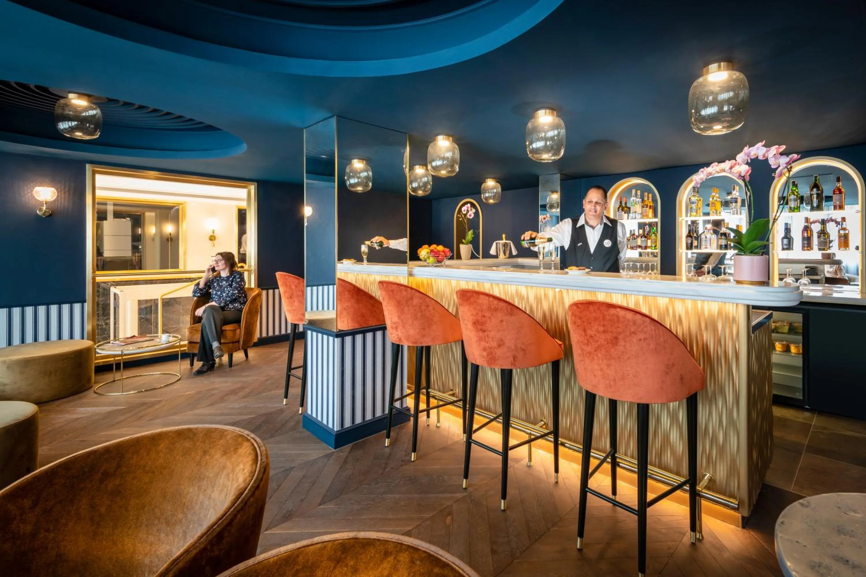 Lounge or bar in Mercure Versailles Paris Ouest