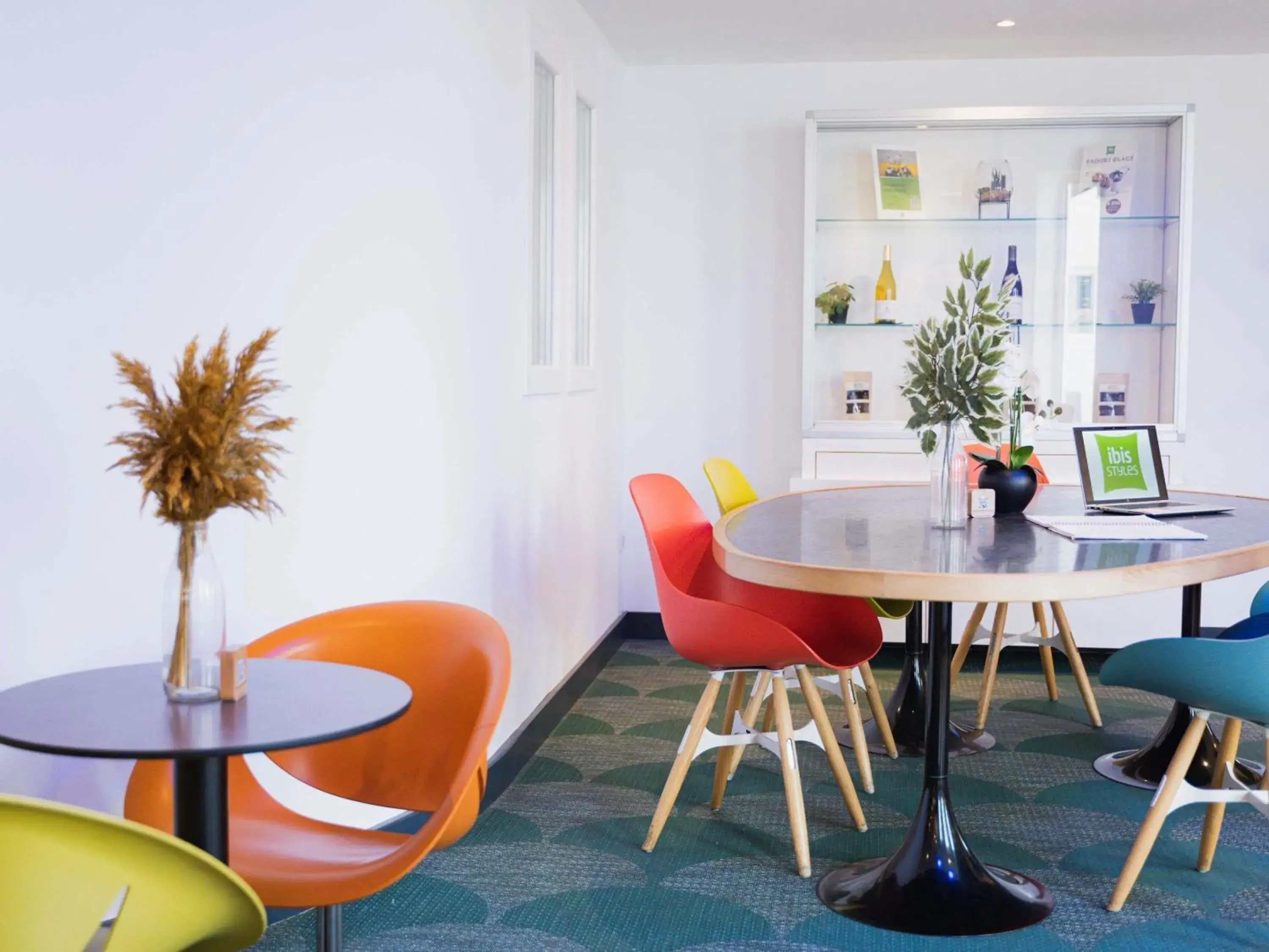 Lounge or bar in ibis Styles Lyon Sud Vienne Lounge or bar in ibis Styles Lyon Sud Vienne