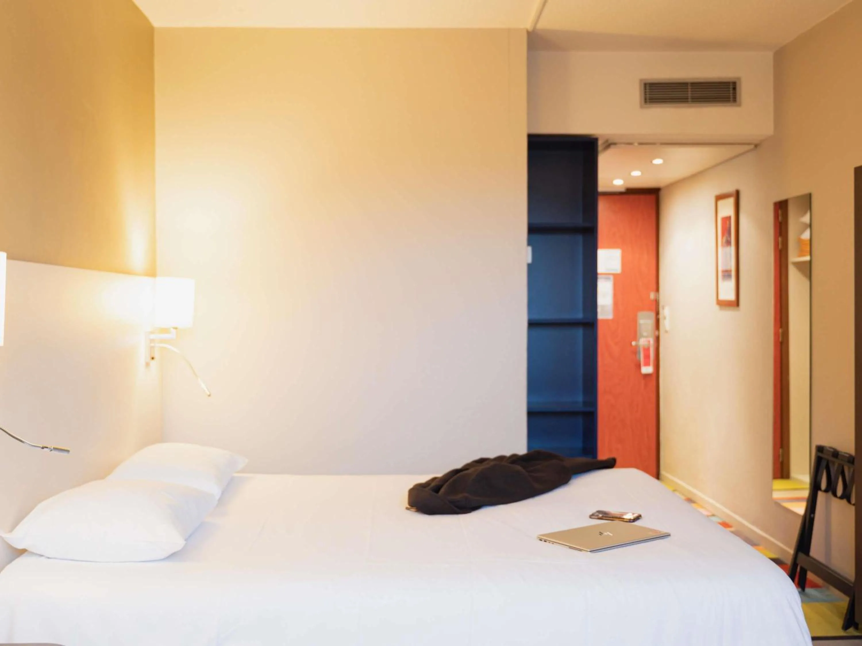 Bedroom, Bed in ibis Styles Lyon Sud Vienne