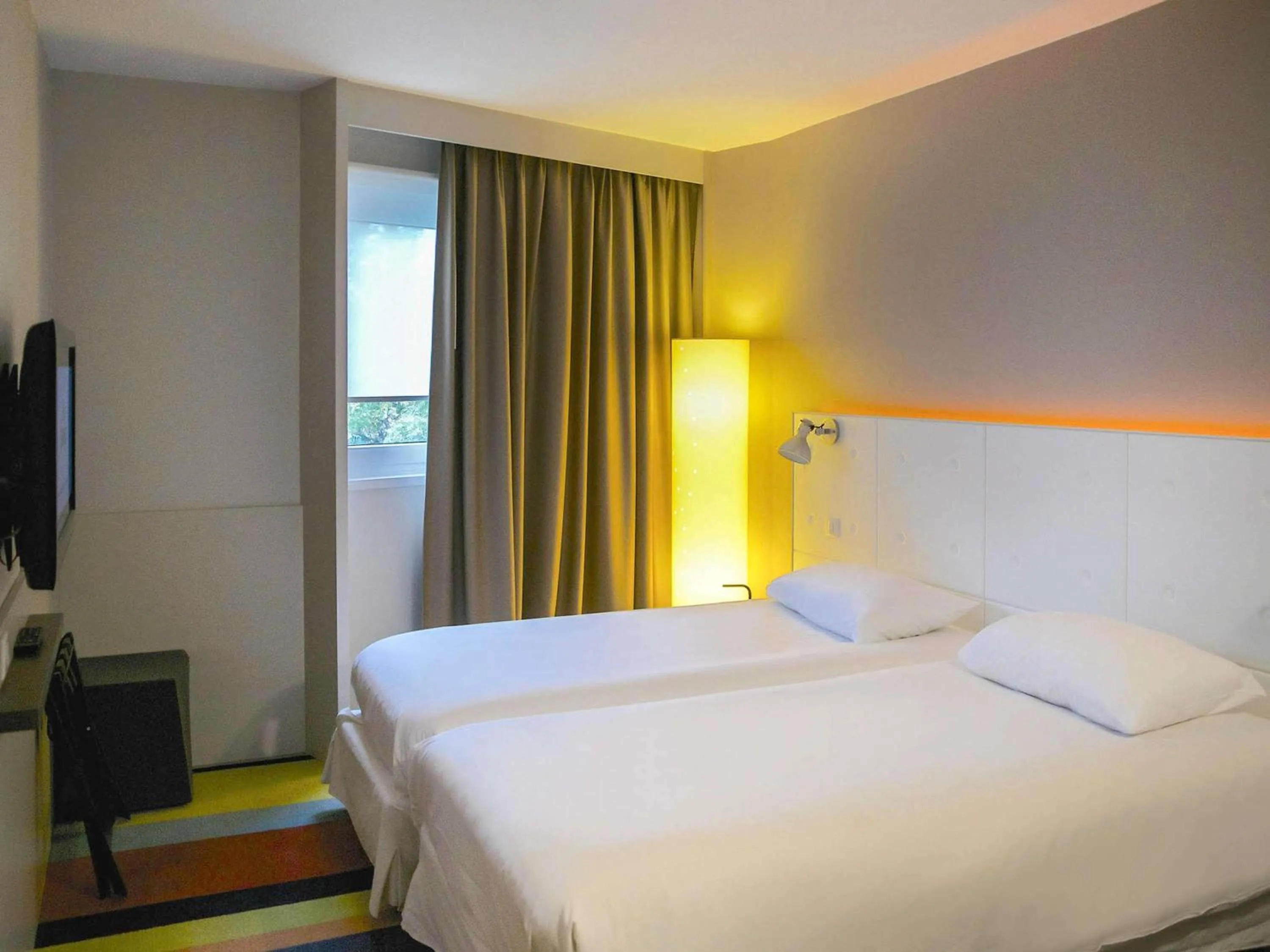 Bedroom, Bed in ibis Styles Lyon Sud Vienne