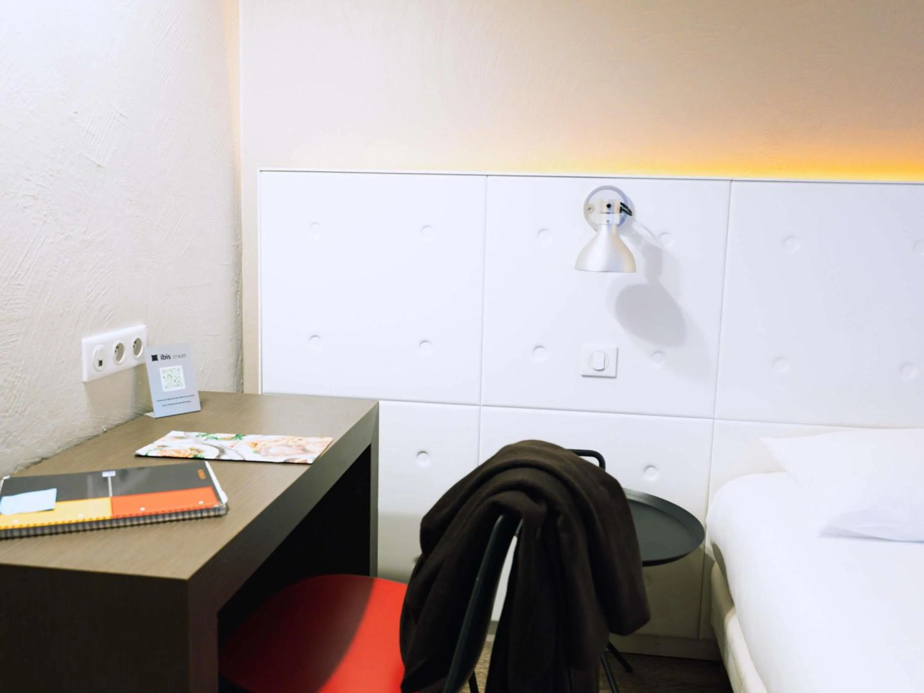 Bedroom, Bed in ibis Styles Lyon Sud Vienne