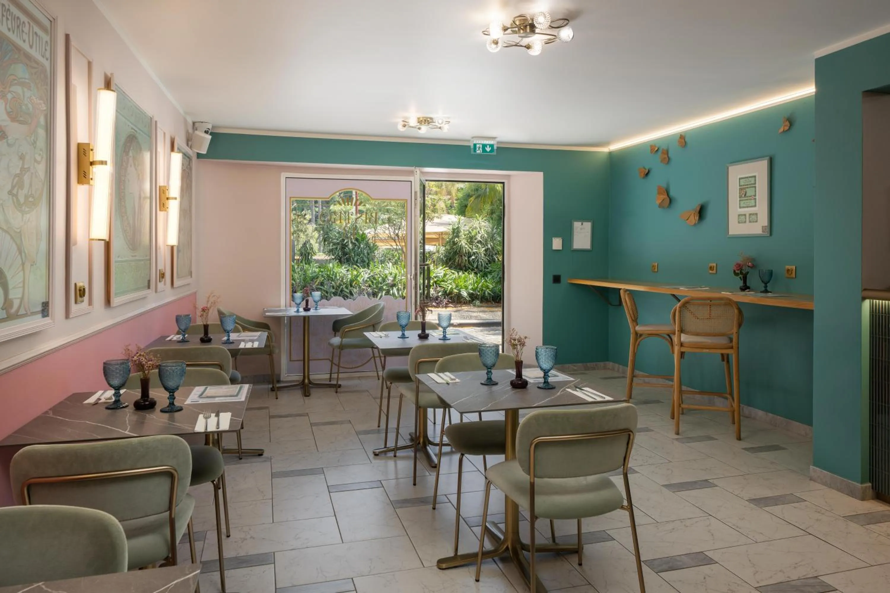 Restaurant/places to eat in Hotel Madeira