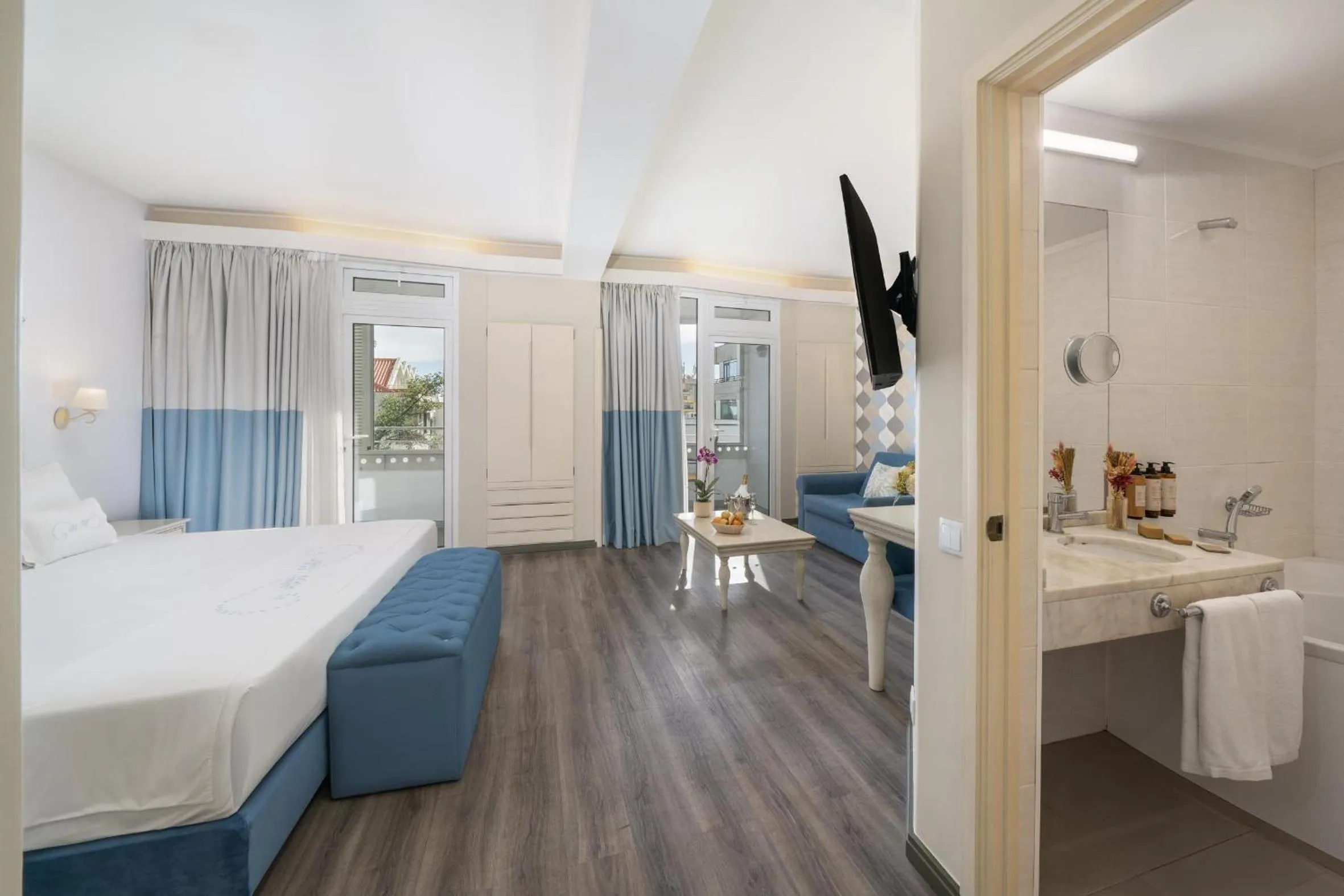 Photo of the whole room, Bed in Hotel Madeira