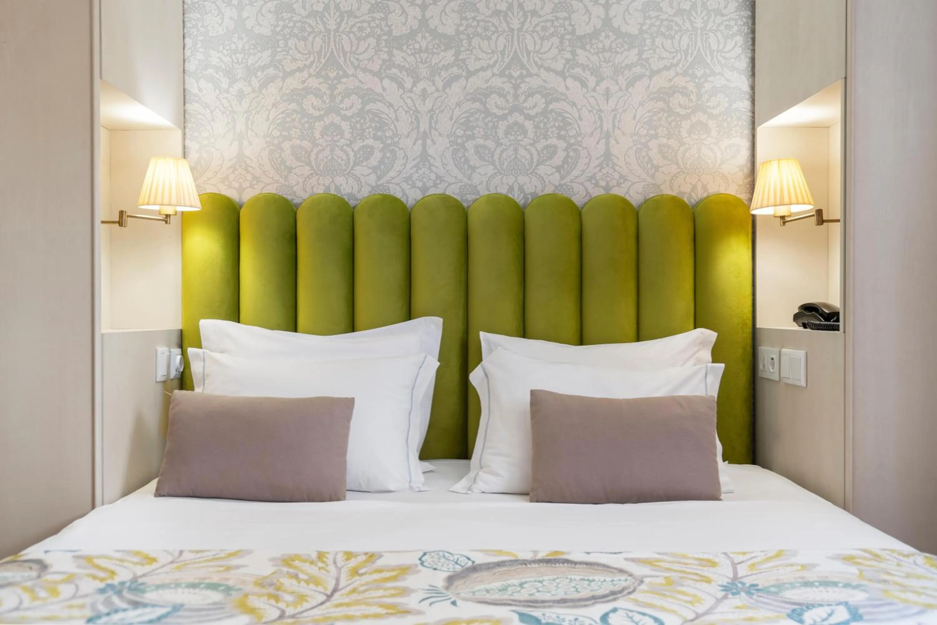 Photo of the whole room, Bed in Hotel Madeira