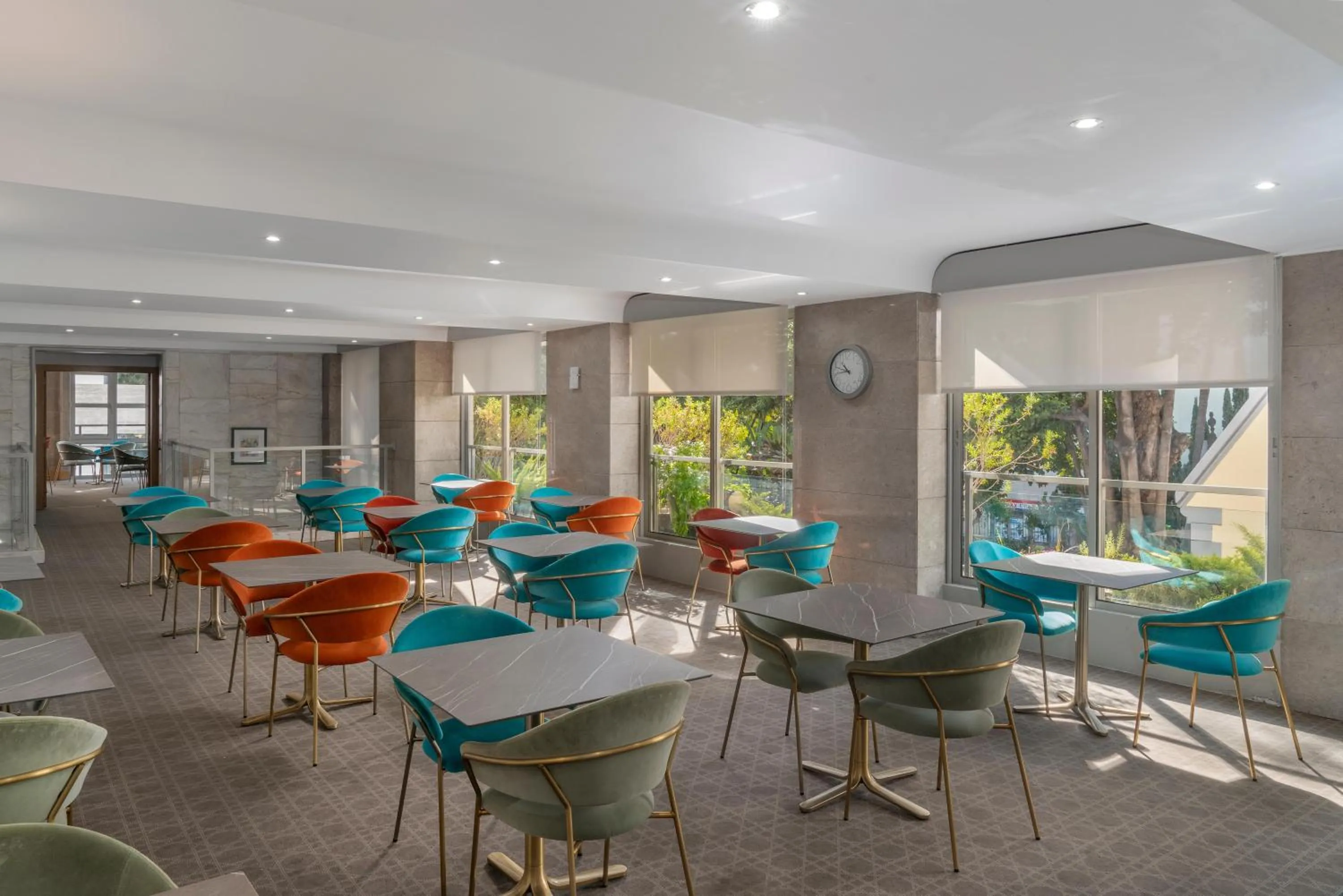 Restaurant/places to eat in Hotel Madeira