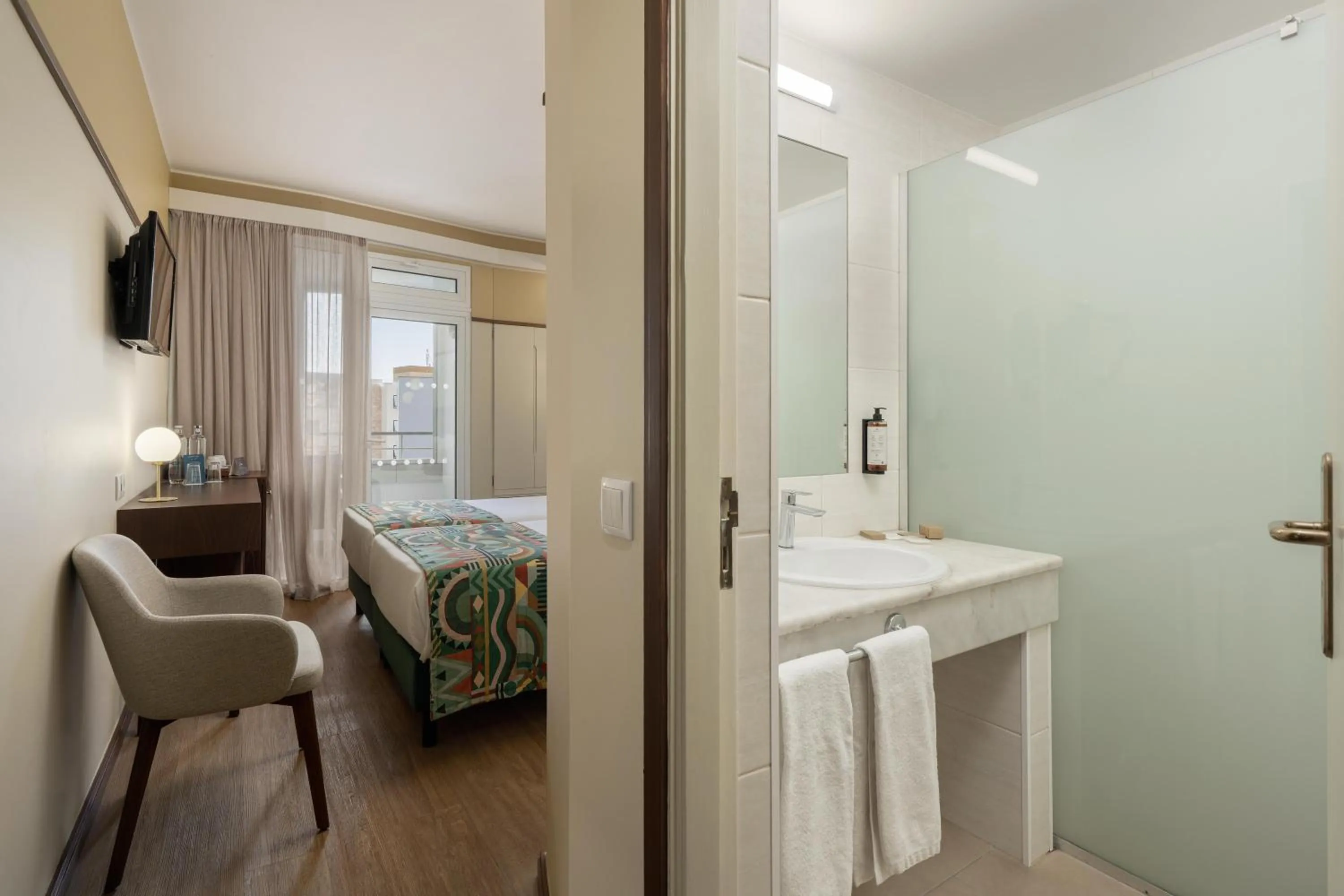 Bathroom, Bed in Hotel Madeira
