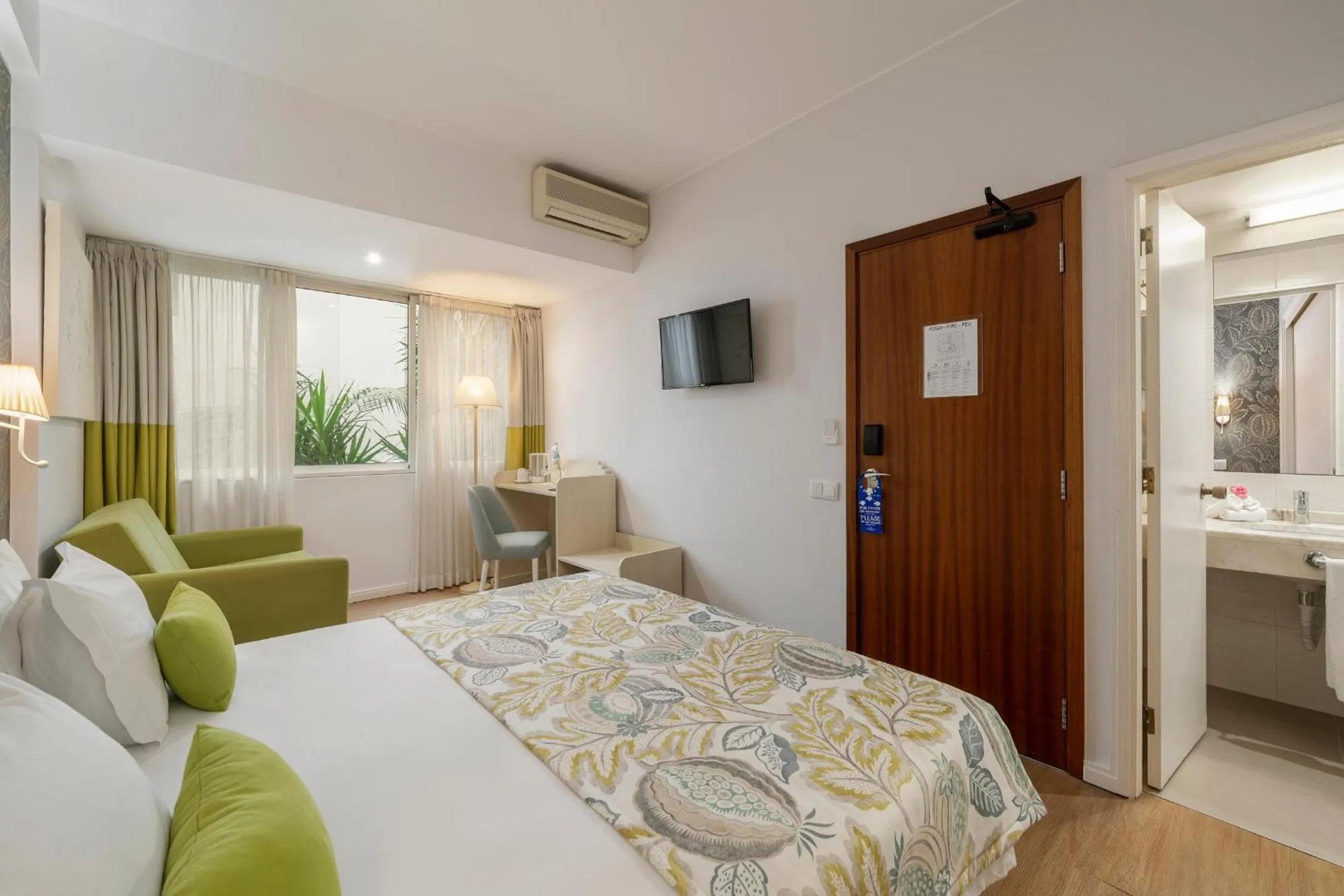 Photo of the whole room, Bed in Hotel Madeira