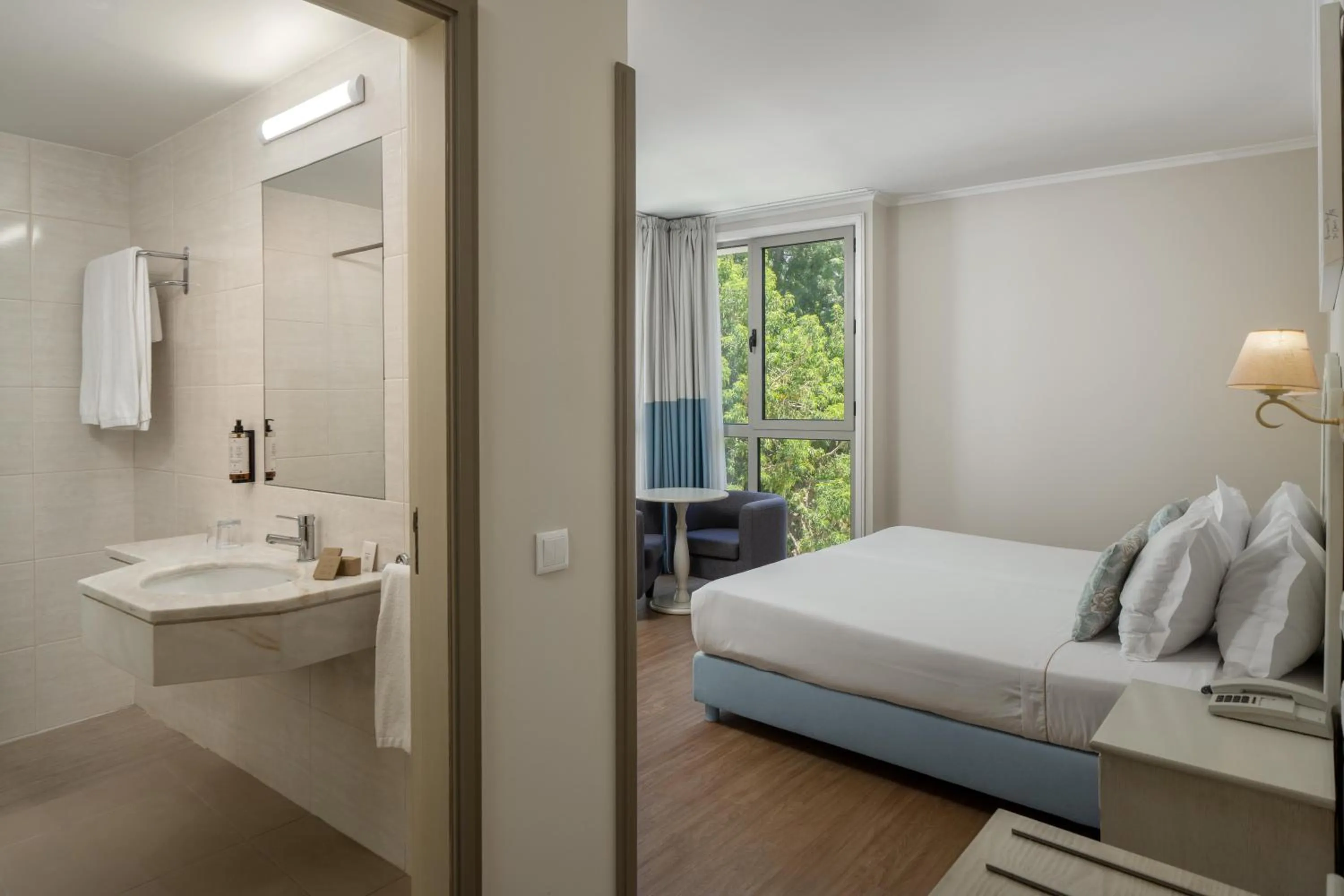 Photo of the whole room, Bed in Hotel Madeira