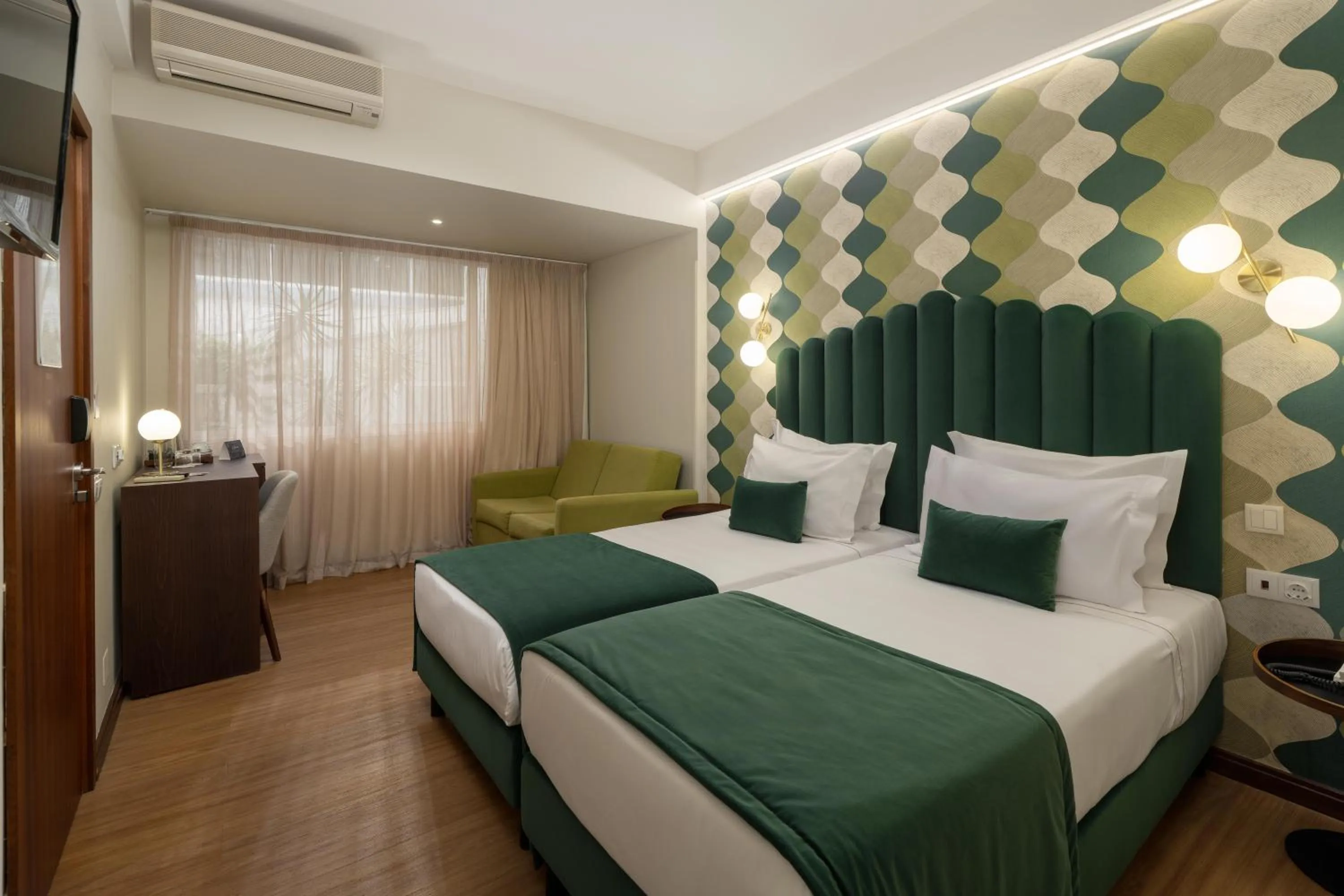 Photo of the whole room, Bed in Hotel Madeira